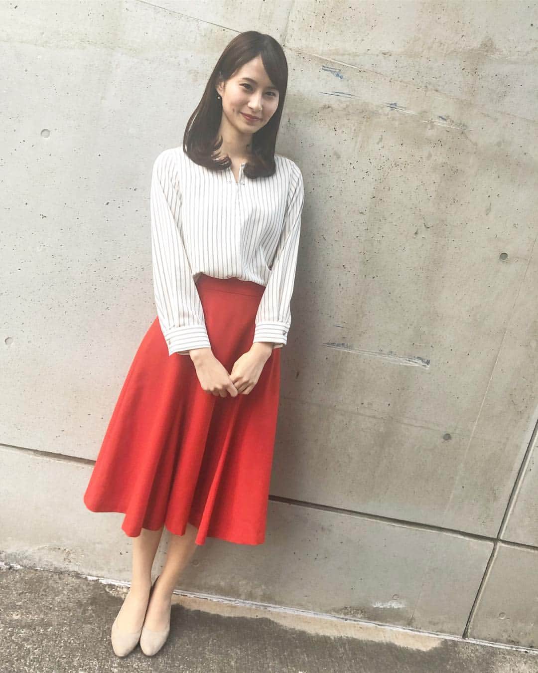 佐田志歩さんのインスタグラム写真 - (佐田志歩Instagram)「きょうの衣装👗💞 ストライプのブラウスは tops #ikkaLOUNGE でした✨ イオンモール岡山の2Fにあるお店です😊 オレンジのスカートを合わせました🍊 ＊ 岡山高島屋＆天満屋岡山店のチョコレートフェアのニュースを「食べたい!!!!!」の一心で読んでいました(笑)熱が入りすぎた...😂💗 ＊ #アナウンサー #衣装 #今日のコーデ #jチャンネル」1月23日 20時17分 - sadashiho