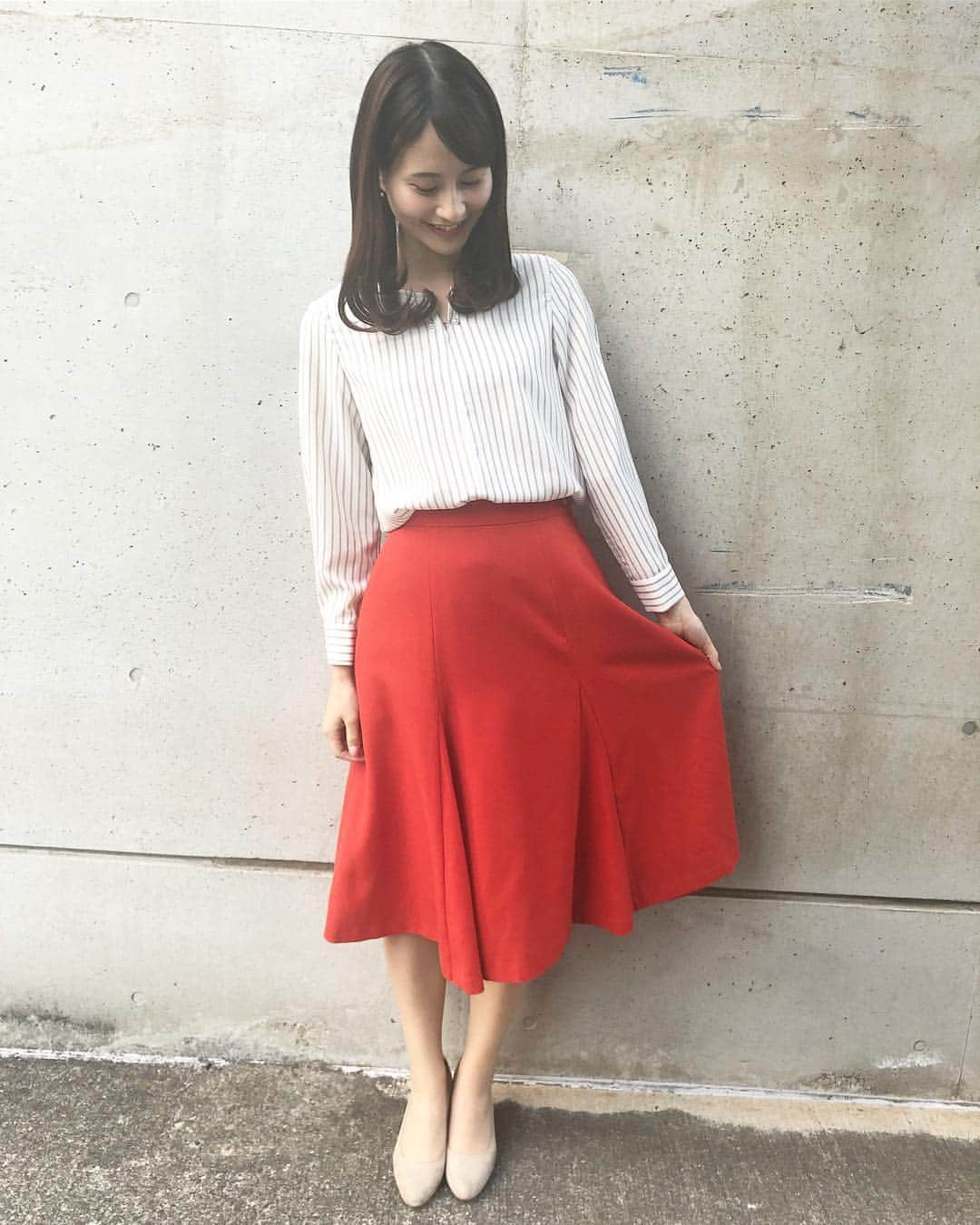 佐田志歩さんのインスタグラム写真 - (佐田志歩Instagram)「きょうの衣装👗💞 ストライプのブラウスは tops #ikkaLOUNGE でした✨ イオンモール岡山の2Fにあるお店です😊 オレンジのスカートを合わせました🍊 ＊ 岡山高島屋＆天満屋岡山店のチョコレートフェアのニュースを「食べたい!!!!!」の一心で読んでいました(笑)熱が入りすぎた...😂💗 ＊ #アナウンサー #衣装 #今日のコーデ #jチャンネル」1月23日 20時17分 - sadashiho