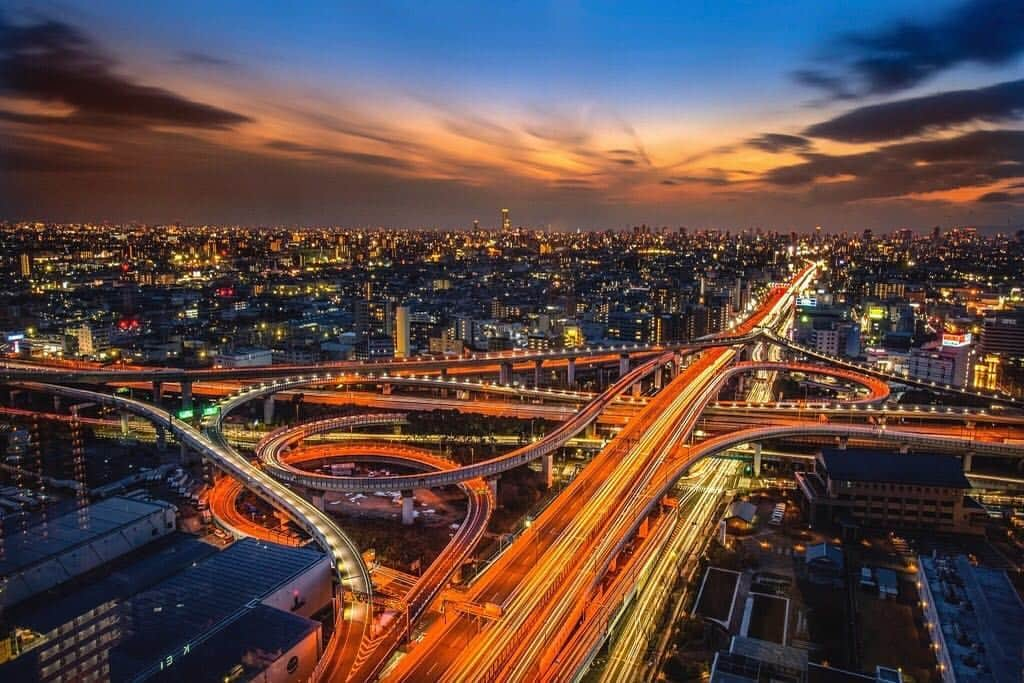 RIKUYAのインスタグラム：「🔃 ㅤ 夜の高速道路🌃 久しぶりに大阪夜景長時間露光💫 ㅤ 2019年は 車を手に入れたので沢山ドライブします🚘 一緒に撮影したい方はお気軽に連絡ください📩 ㅤ おすすめのドライブスポット教えてください🏎💨 特に東北・九州地方の情報お待ちしてます🤗 ㅤ #大阪 #夜景 #一眼レフ #カメラ #写真 #キャノン #building #Canon #camera #instalike #instadaily #eos5dmark4 #ig_Japan #nightview #jalan_travel  #jp_gallery #icu_japan #Filmwalkr #retrip_nippon #art_of_japan_ #special_spot_  #bestjapanpics #japan_of_insta #Lovers_Nippon #PHOS_JAPAN  #instagramjapan #ig_photosentez #bestphoto_japan #jp_gallery_member #super_japan_channel . 📍Location : Osaka / Japan .」