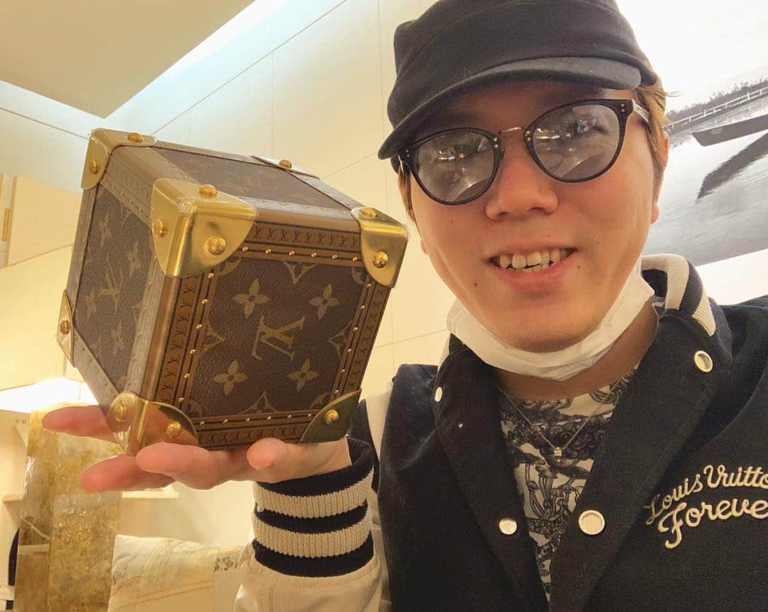 HIKAKINのインスタグラム：「ルイ・ヴィトンでまさかのプレゼント頂いた🥺非売品のキューブ！？らしい😂✨ #louisvuitton  #vip」