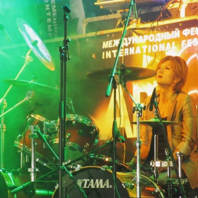 KAZUAKIさんのインスタグラム写真 - (KAZUAKIInstagram)「2012年にロシアのウラジオストクで開催されたAPEC関連イベントに出演した時の写真。 #LIVE #drum #band #visual #rock」1月23日 20時40分 - kazuaki_official