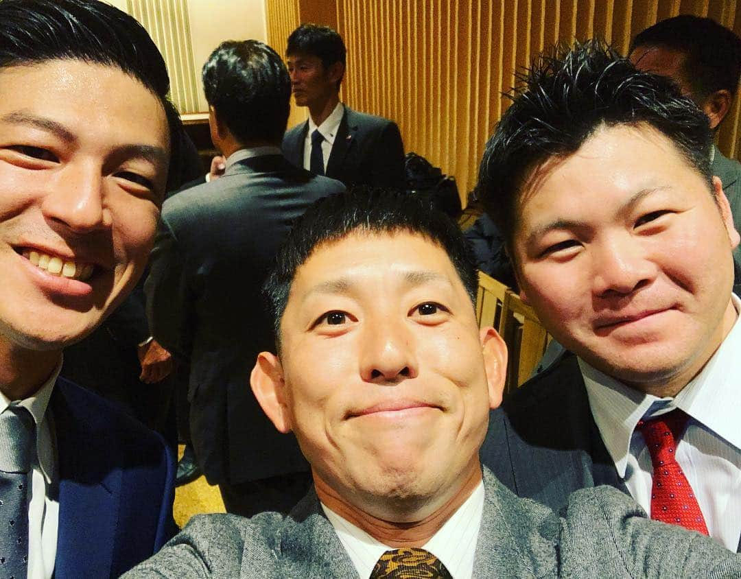 森岡良介さんのインスタグラム写真 - (森岡良介Instagram)「ヤクルトOB会に参加させていただきました⚾️ 久しぶりの再会‼️ @suke.big.193cm 上野とまっちゃん😁  場所は違えどみんな頑張ってます🤩  #上野啓輔#松井淳#東京ヤクルトスワローズ」1月23日 20時40分 - morley681075