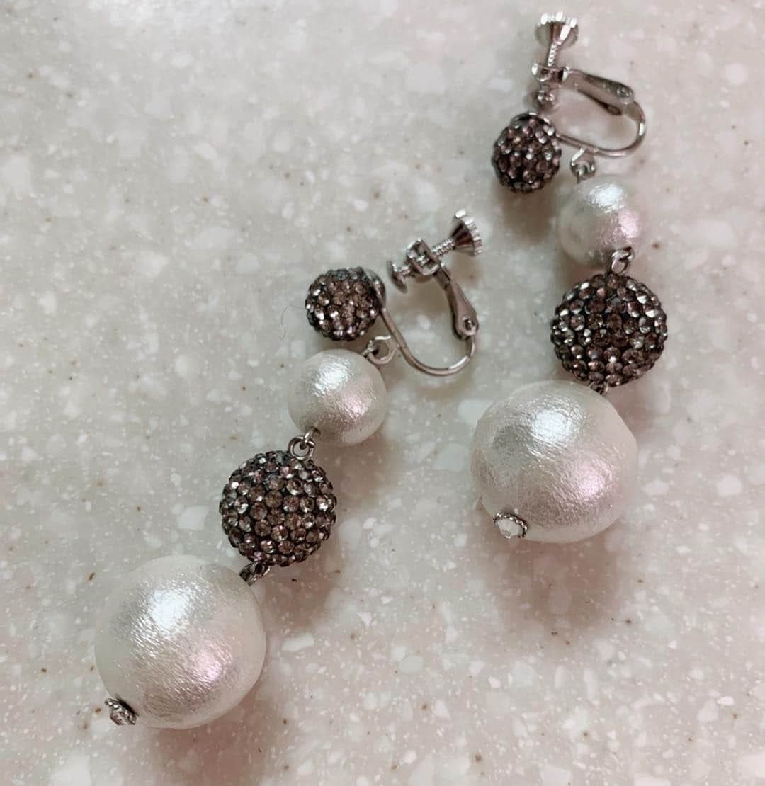 水谷雅子さんのインスタグラム写真 - (水谷雅子Instagram)「#ハンドメイド #ハンドメイドアクセサリー  #手作りイヤリング#コットンパール #キラキラボール#スワロフスキー #水谷雅子#水谷雅子beautybook50の私  手作りの中でお気に入りのイヤリングです😊💖」1月23日 20時41分 - mizutanimasako