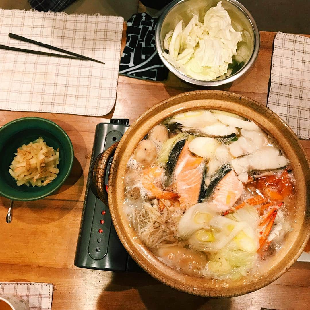 井上咲楽さんのインスタグラム写真 - (井上咲楽Instagram)「こないだ家族で寄せ鍋しました。わたしんちは、いつもお母さんが作ってくれるから家族で外食することほぼない、、 #益子 #寄せ鍋」1月23日 20時45分 - bling2sakura