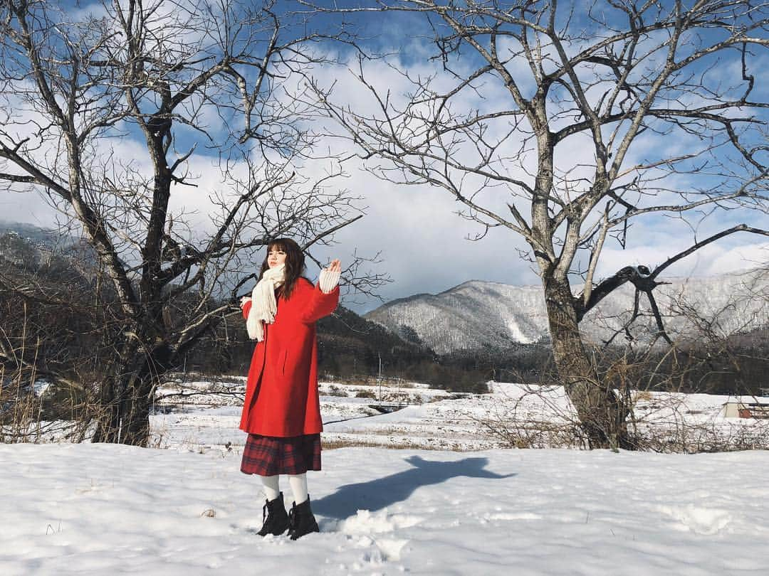 村田倫子さんのインスタグラム写真 - (村田倫子Instagram)「雪国〜〜〜〜☃️ 福島にいってきました✌︎ 私の冬のごぼうび! 辺り一面雪景色、 雪をみてついついはしゃいでしまった🐕 訪れた大内宿は昔ながらの雰囲気が残っていて風情がありました。 学生以来の鶴ヶ城では、天守閣にのぼったよ。 アップしたムービーのフルバージョンは 【行くぜ、東北。】の冬のごほうびサイトで見れます☺︎！ 新しい福島の魅力に出会える素敵なムービーなので、  ぜひ覗いてみてください ( ́・ᴗ・` )  どのスポットも楽しかったなあ、、、 #行くぜ東北 #冬のごほうび #PR #JR東日本 #福島 #ときめくぜ福島 #大内宿 #鶴ヶ城」1月23日 21時12分 - rinco1023