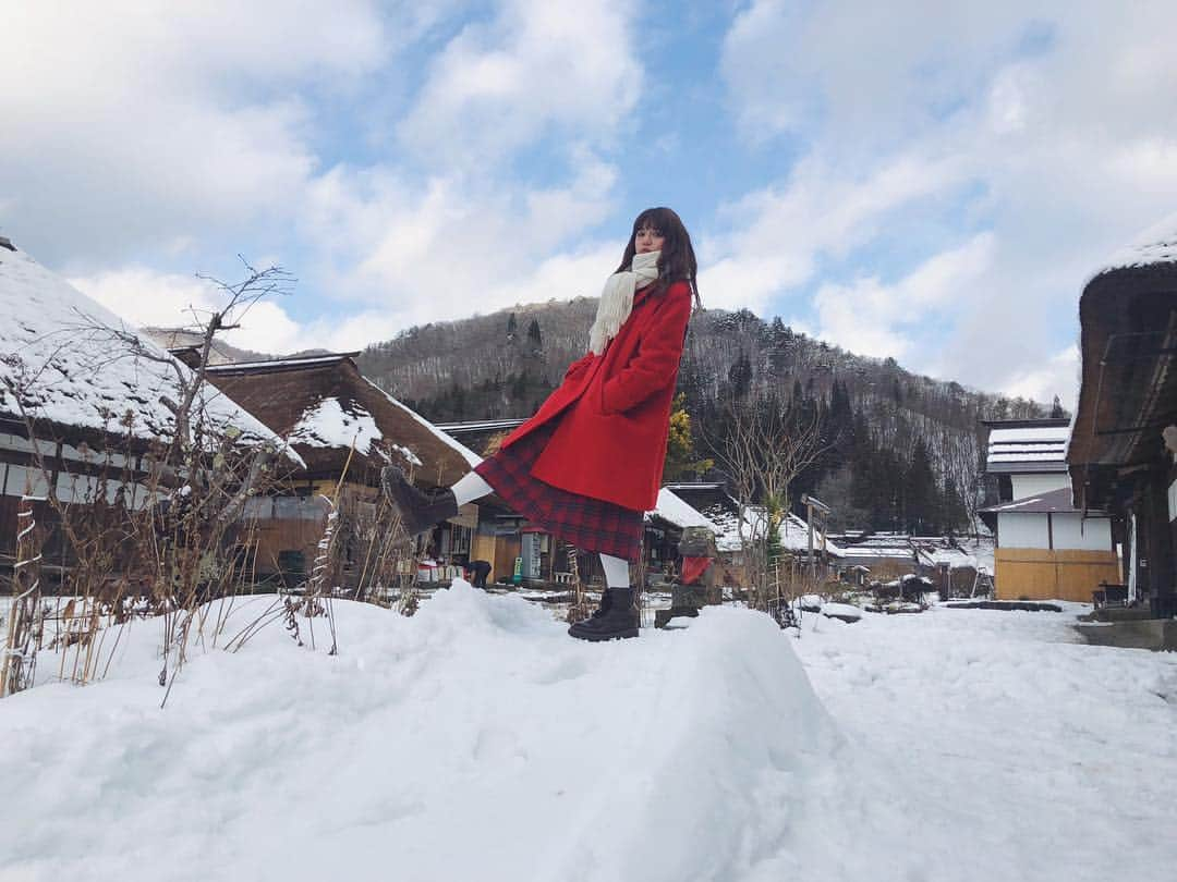 村田倫子さんのインスタグラム写真 - (村田倫子Instagram)「雪国〜〜〜〜☃️ 福島にいってきました✌︎ 私の冬のごぼうび! 辺り一面雪景色、 雪をみてついついはしゃいでしまった🐕 訪れた大内宿は昔ながらの雰囲気が残っていて風情がありました。 学生以来の鶴ヶ城では、天守閣にのぼったよ。 アップしたムービーのフルバージョンは 【行くぜ、東北。】の冬のごほうびサイトで見れます☺︎！ 新しい福島の魅力に出会える素敵なムービーなので、  ぜひ覗いてみてください ( ́・ᴗ・` )  どのスポットも楽しかったなあ、、、 #行くぜ東北 #冬のごほうび #PR #JR東日本 #福島 #ときめくぜ福島 #大内宿 #鶴ヶ城」1月23日 21時12分 - rinco1023