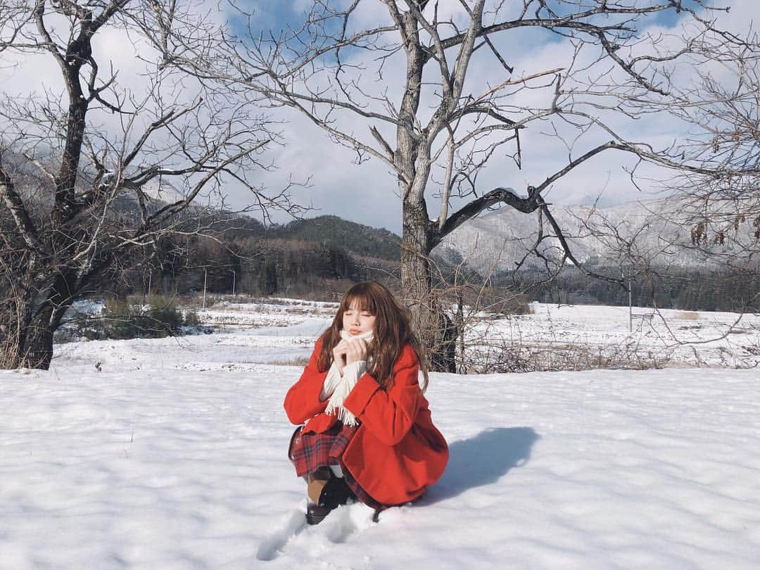 村田倫子さんのインスタグラム写真 - (村田倫子Instagram)「雪国〜〜〜〜☃️ 福島にいってきました✌︎ 私の冬のごぼうび! 辺り一面雪景色、 雪をみてついついはしゃいでしまった🐕 訪れた大内宿は昔ながらの雰囲気が残っていて風情がありました。 学生以来の鶴ヶ城では、天守閣にのぼったよ。 アップしたムービーのフルバージョンは 【行くぜ、東北。】の冬のごほうびサイトで見れます☺︎！ 新しい福島の魅力に出会える素敵なムービーなので、  ぜひ覗いてみてください ( ́・ᴗ・` )  どのスポットも楽しかったなあ、、、 #行くぜ東北 #冬のごほうび #PR #JR東日本 #福島 #ときめくぜ福島 #大内宿 #鶴ヶ城」1月23日 21時12分 - rinco1023