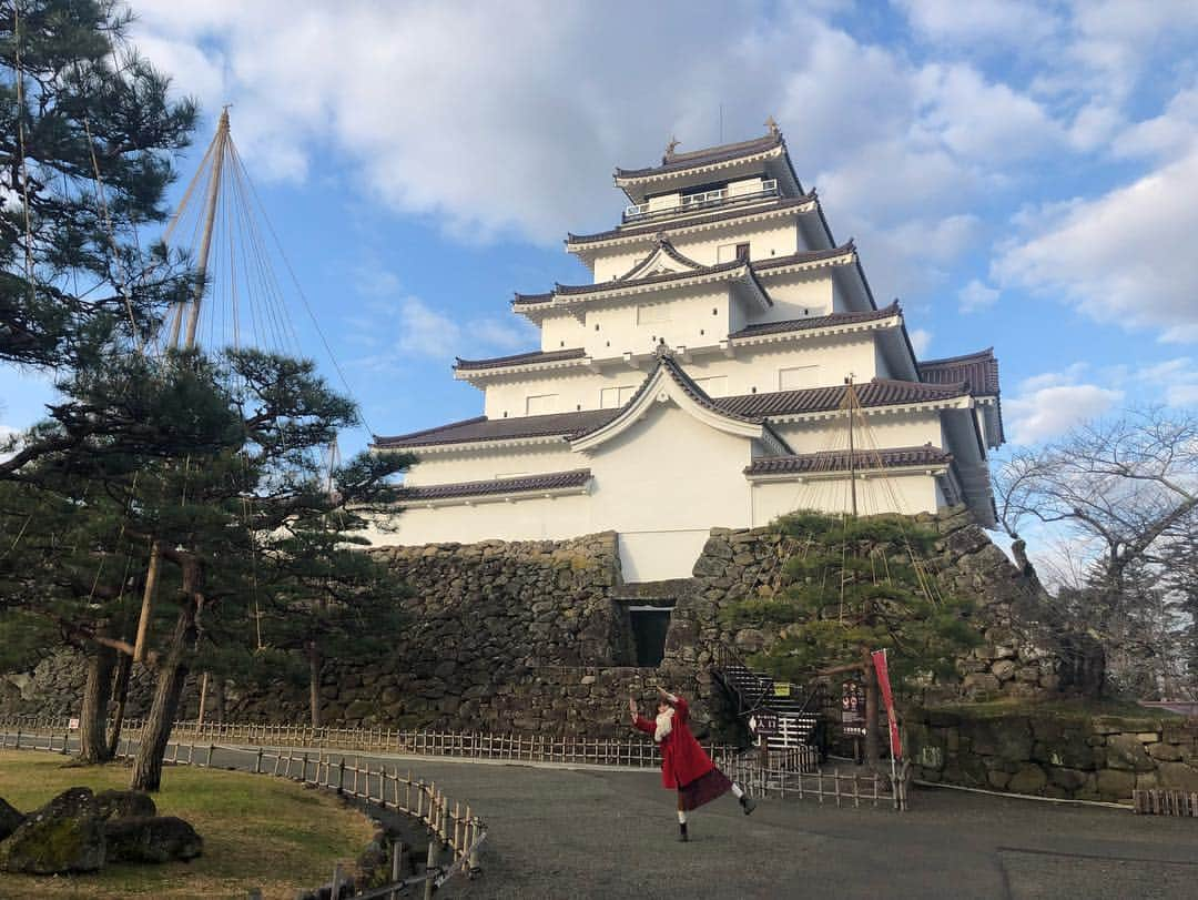 村田倫子さんのインスタグラム写真 - (村田倫子Instagram)「雪国〜〜〜〜☃️ 福島にいってきました✌︎ 私の冬のごぼうび! 辺り一面雪景色、 雪をみてついついはしゃいでしまった🐕 訪れた大内宿は昔ながらの雰囲気が残っていて風情がありました。 学生以来の鶴ヶ城では、天守閣にのぼったよ。 アップしたムービーのフルバージョンは 【行くぜ、東北。】の冬のごほうびサイトで見れます☺︎！ 新しい福島の魅力に出会える素敵なムービーなので、  ぜひ覗いてみてください ( ́・ᴗ・` )  どのスポットも楽しかったなあ、、、 #行くぜ東北 #冬のごほうび #PR #JR東日本 #福島 #ときめくぜ福島 #大内宿 #鶴ヶ城」1月23日 21時12分 - rinco1023