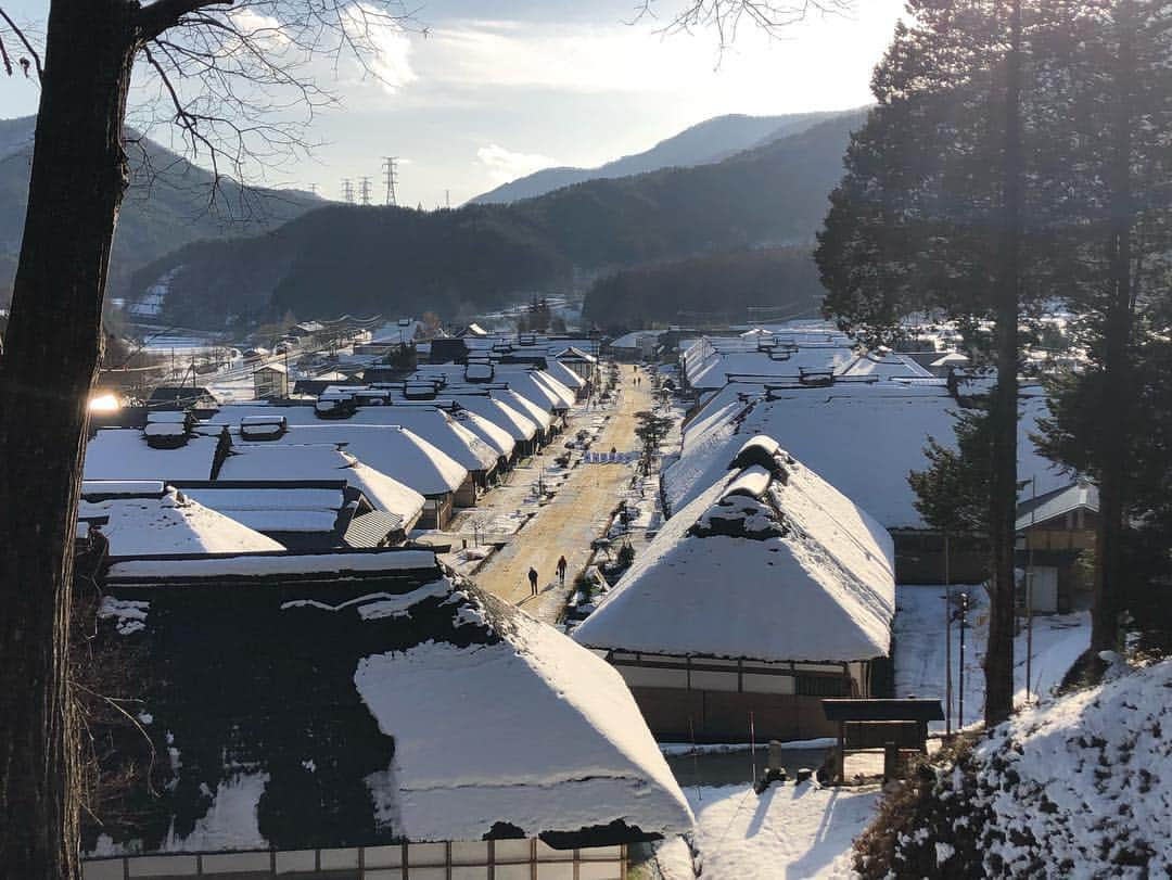 村田倫子さんのインスタグラム写真 - (村田倫子Instagram)「雪国〜〜〜〜☃️ 福島にいってきました✌︎ 私の冬のごぼうび! 辺り一面雪景色、 雪をみてついついはしゃいでしまった🐕 訪れた大内宿は昔ながらの雰囲気が残っていて風情がありました。 学生以来の鶴ヶ城では、天守閣にのぼったよ。 アップしたムービーのフルバージョンは 【行くぜ、東北。】の冬のごほうびサイトで見れます☺︎！ 新しい福島の魅力に出会える素敵なムービーなので、  ぜひ覗いてみてください ( ́・ᴗ・` )  どのスポットも楽しかったなあ、、、 #行くぜ東北 #冬のごほうび #PR #JR東日本 #福島 #ときめくぜ福島 #大内宿 #鶴ヶ城」1月23日 21時12分 - rinco1023