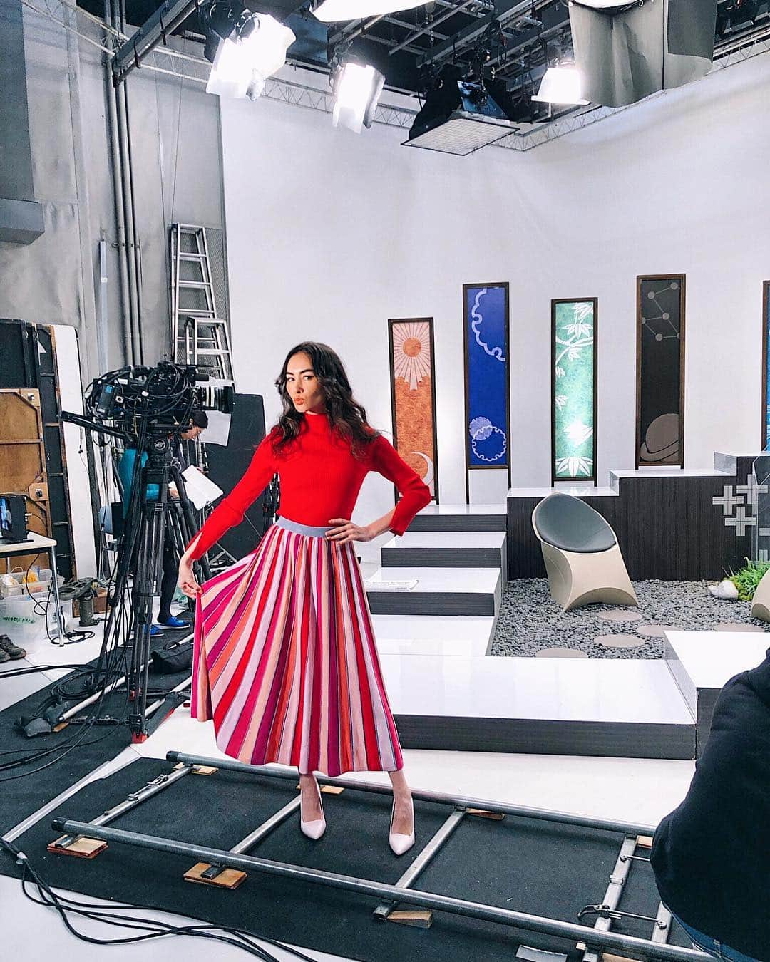 シャウラさんのインスタグラム写真 - (シャウラInstagram)「On set shooting new episodes of Design Talks Plus! These stripes are making me look tall👀 Check me out on NHK WORLD!! 今日はラジオをお休みして一日デザイントークスプラスの収録！毎週火曜日Eテレで放送されてるから見てね！今日は縦縞のおかげで背が高い風〜。 #ootd Sweater- mercuryduo Skirt- grace continental  #fashion #ファッション #nhkworld」1月23日 21時39分 - shaula_vogue