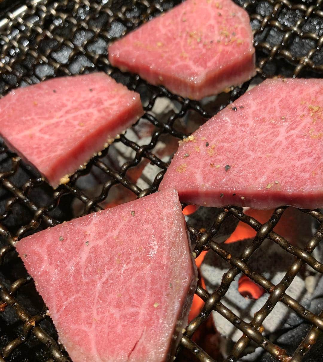 安井友梨さんのインスタグラム写真 - (安井友梨Instagram)「今日のブログは「日本一美味しい極上の焼肉について㊙️」です！続きは今日のブログをご覧下さい！！ 想像を絶するお肉たち。  私が尊敬するグルメ王が、、 「日本全国色々お肉を食べてきたけど、究極のお肉を食べれるお店は、ここ一軒だけ。遠くても、わざわざ行く特別なお店」！！！ お肉はもちろん！！ 大将や、女将さん、スタッフの皆様超一流のホスピタリティ、細やかな気遣いとおもてなしが、心に残りました😭😭 こだわりの逸品の数々ありがとうございました😭😭😭😭 写真は、2年前の長崎ゲストポーズの写真。今日いただきました💗ありがとうございます！  #ミールリプレイスメント  #リカバリー  #置き換えダイエット  #venex  #筋トレ女子  #ダイエット #腹筋女子」1月23日 21時40分 - yuri.yasui.98