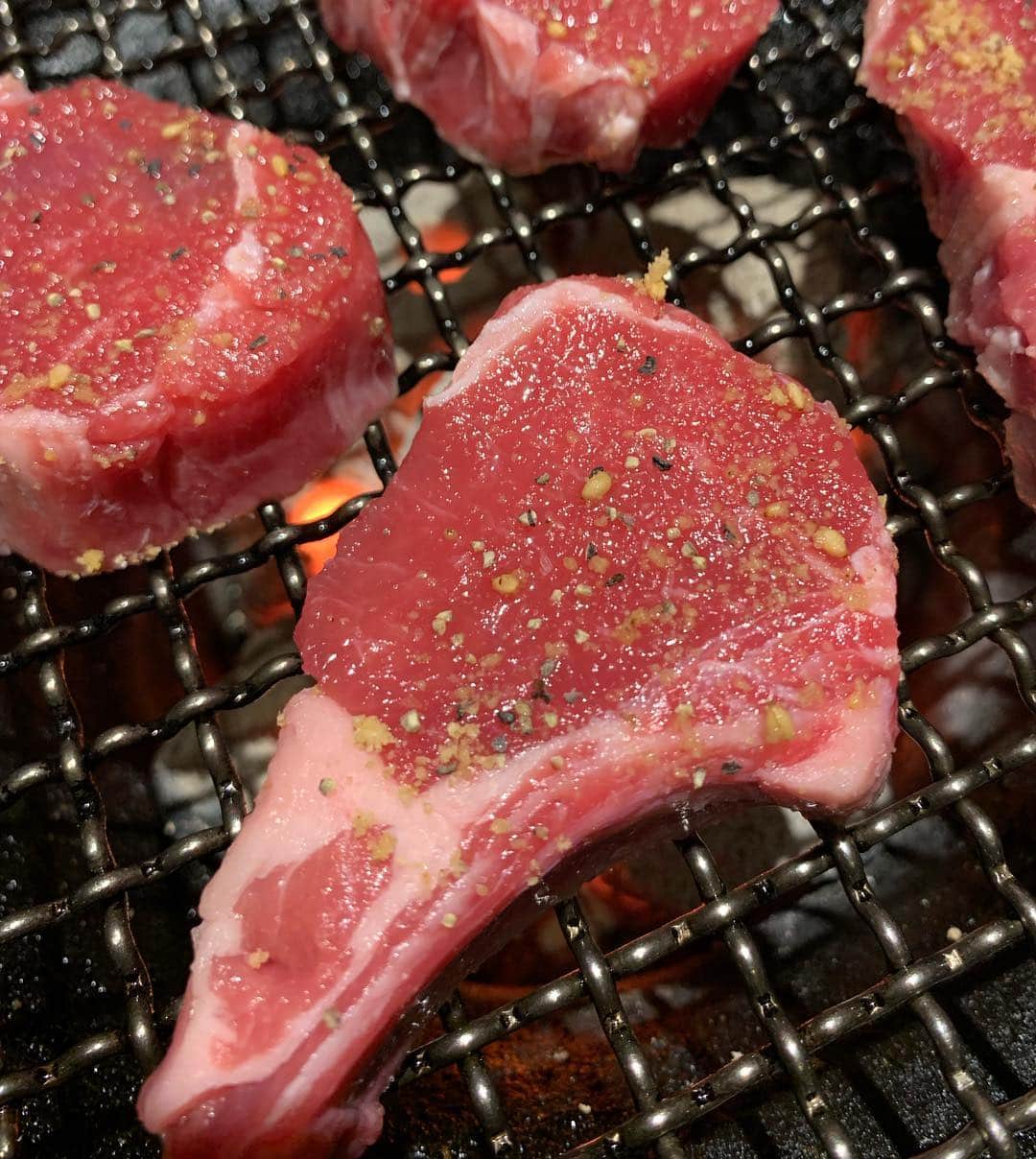 安井友梨さんのインスタグラム写真 - (安井友梨Instagram)「今日のブログは「日本一美味しい極上の焼肉について㊙️」です！続きは今日のブログをご覧下さい！！ 想像を絶するお肉たち。  私が尊敬するグルメ王が、、 「日本全国色々お肉を食べてきたけど、究極のお肉を食べれるお店は、ここ一軒だけ。遠くても、わざわざ行く特別なお店」！！！ お肉はもちろん！！ 大将や、女将さん、スタッフの皆様超一流のホスピタリティ、細やかな気遣いとおもてなしが、心に残りました😭😭 こだわりの逸品の数々ありがとうございました😭😭😭😭 写真は、2年前の長崎ゲストポーズの写真。今日いただきました💗ありがとうございます！  #ミールリプレイスメント  #リカバリー  #置き換えダイエット  #venex  #筋トレ女子  #ダイエット #腹筋女子」1月23日 21時40分 - yuri.yasui.98