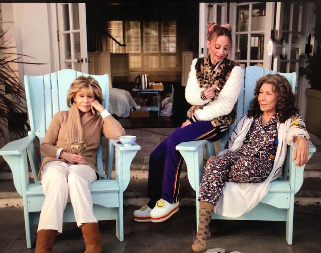 ニコール・リッチーのインスタグラム：「Kareena G. is on Grace & Frankie this season and she’s giving you life, pink hair, & some herbal refreshments. #graceandfrankie」