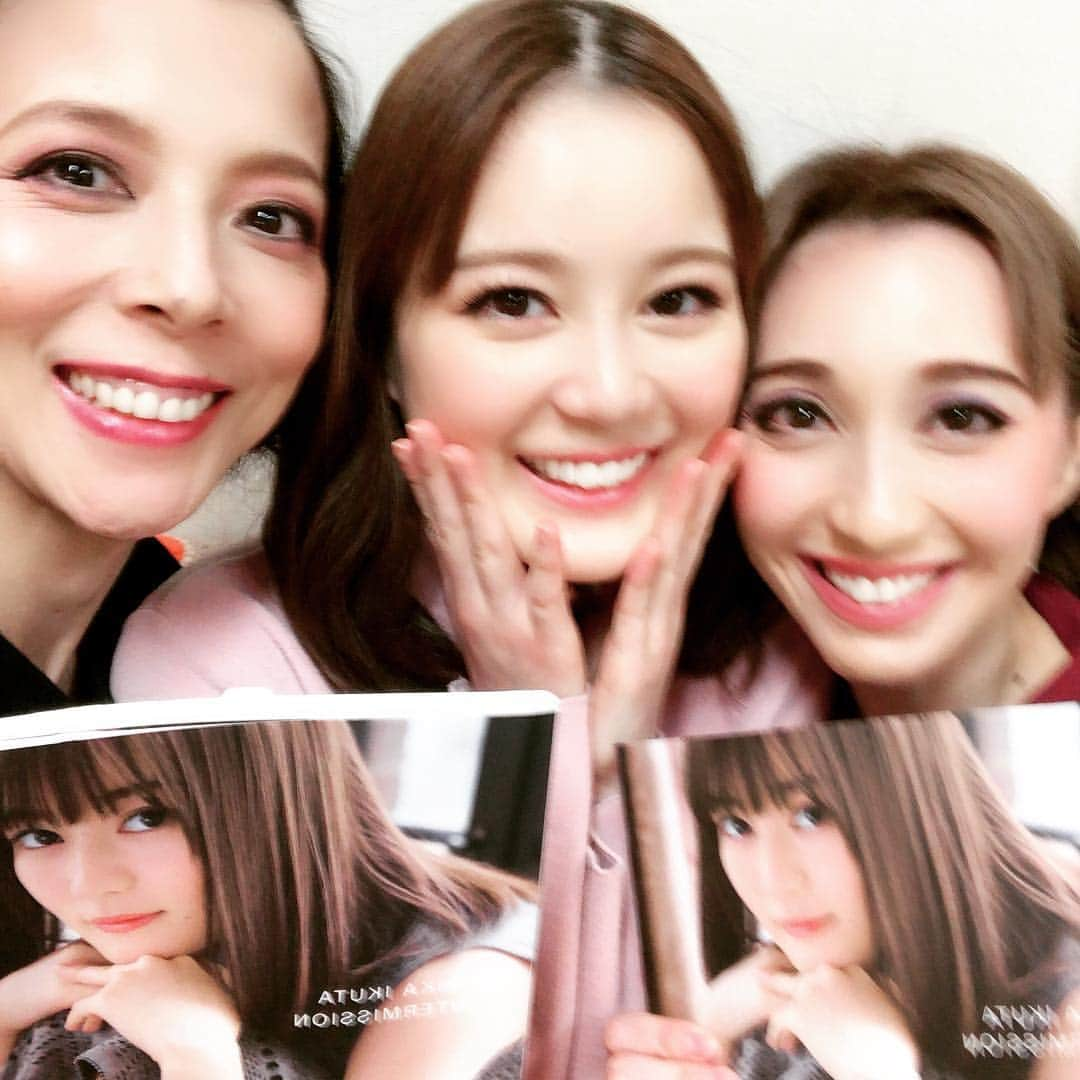 はいだしょうこさんのインスタグラム写真 - (はいだしょうこInstagram)「天使みっけ👼✨ 1月22日は、いくちゃんこと、 生田絵梨花ちゃんのお誕生日でした！😆✨🎉💕 天使いくちゃん👼✨ 始めて会ったのは、いくちゃんが、 17🦏の時✨  あれから、5年✨  昔は、 大丈夫かな。って色々と心配した事もあったけれど、 今では、 いくちゃんもハードなのに、 早替りでクタクタになった私を、舞台袖でグッと抱きしめてくれたり😆 ご飯に行ってお話ししても、 しっかり自分の気持ちを持っていたりと、 優しくとってもしっかりした 素敵な 女性になっているな。。。☺️✨ と感動しちゃいます🥺  今回発売された写真集も、 可愛く綺麗で、 ドキドキ😻✨ いくちゃんは、ずっと、 可愛い妹？！です☺️💕 これからも、いっぱい笑って行こうね！😌💕 キラキラキラ〜🤩🌟 #ブロードウェイミュージカル #グレートコメット  #生田絵梨花  ちゃんの #ナターシャ と、 #わたくし、#はいだしょうこ の #マリア 。 #舞台上ではギクシャクだけど #普段は仲良し😆✨ #前の舞台も、今回のも敵対する役😏  #お稽古期間中のごはんの時の写真✨  #発売された、いくちゃんの写真集を #霧矢大夢 さん と一緒に😆 #楽屋で見る🧐 #この、いくちゃんの写真集。。。 #すごい！！😻💕 #いつも、マリアと絡んで下さっている皆様、ありがとうございます🙇‍♀️✨」1月23日 22時41分 - haida_shoko