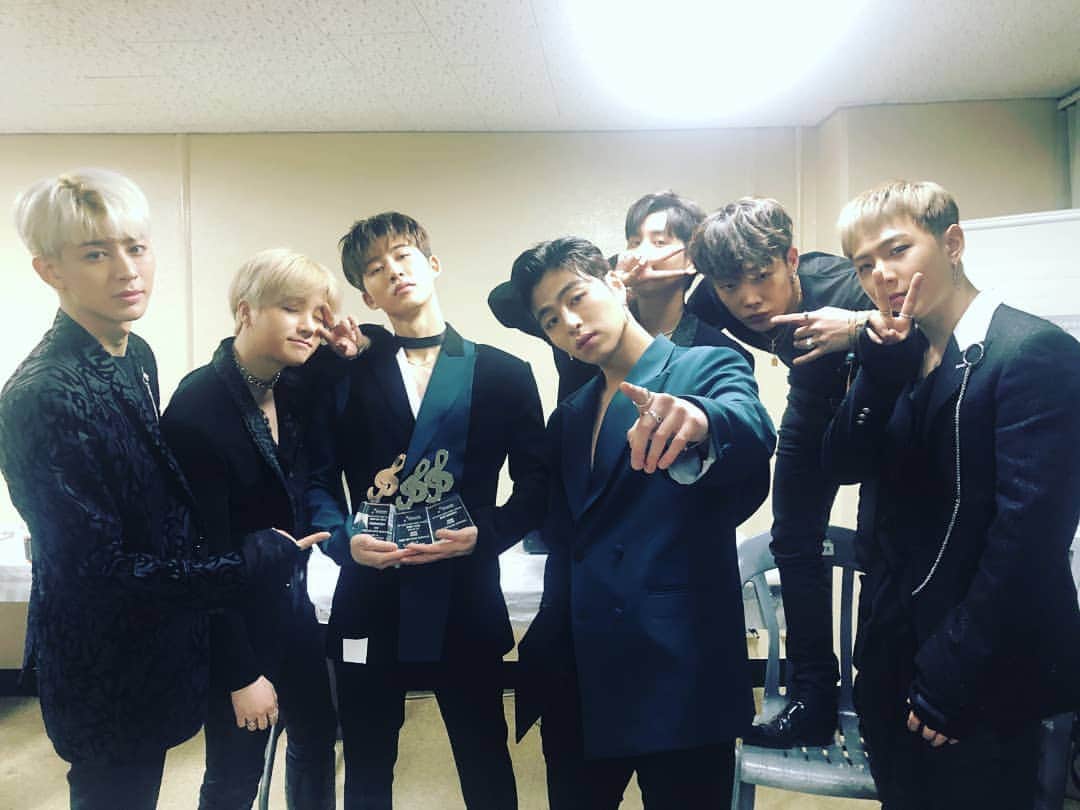 CHAN（チョン・チャヌ）のインスタグラム：「#가온차트 아이코닉 와줘서 고마워!!😄😄😄😄」