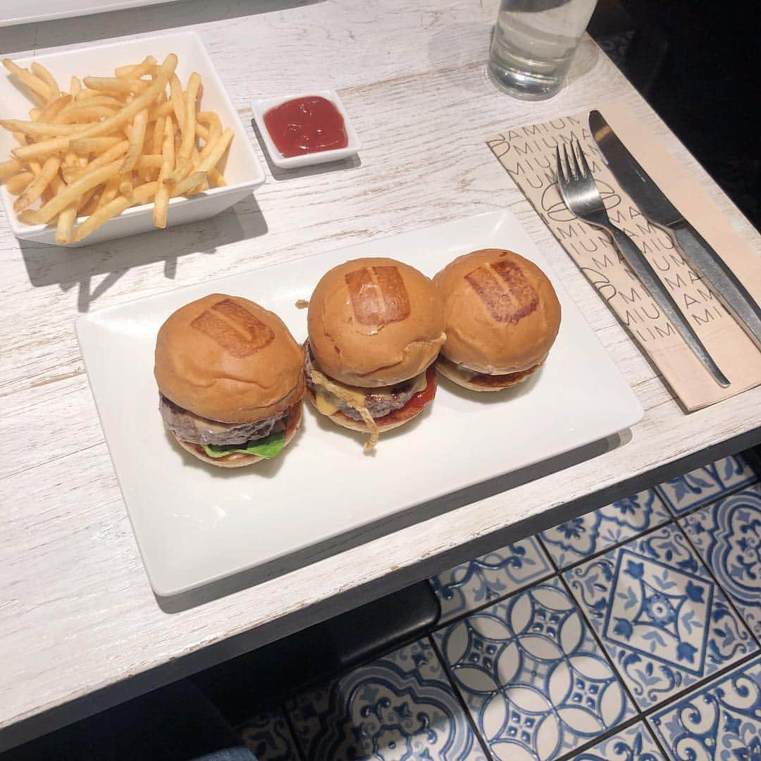 大和田南那さんのインスタグラム写真 - (大和田南那Instagram)「初 umami burger❤︎﻿ ﻿ この小さいの3つが﻿ 色んな味楽しめるし﻿ 食べやすくて、よかった☺︎♥️﻿ ﻿ またいきたいな~~﻿ ﻿ ﻿ お洋服とピアスタグ付けしてます🏷﻿ ﻿ #ななぐるめ #表参道カフェ#青山カフェ」1月23日 22時58分 - nanaowada_official