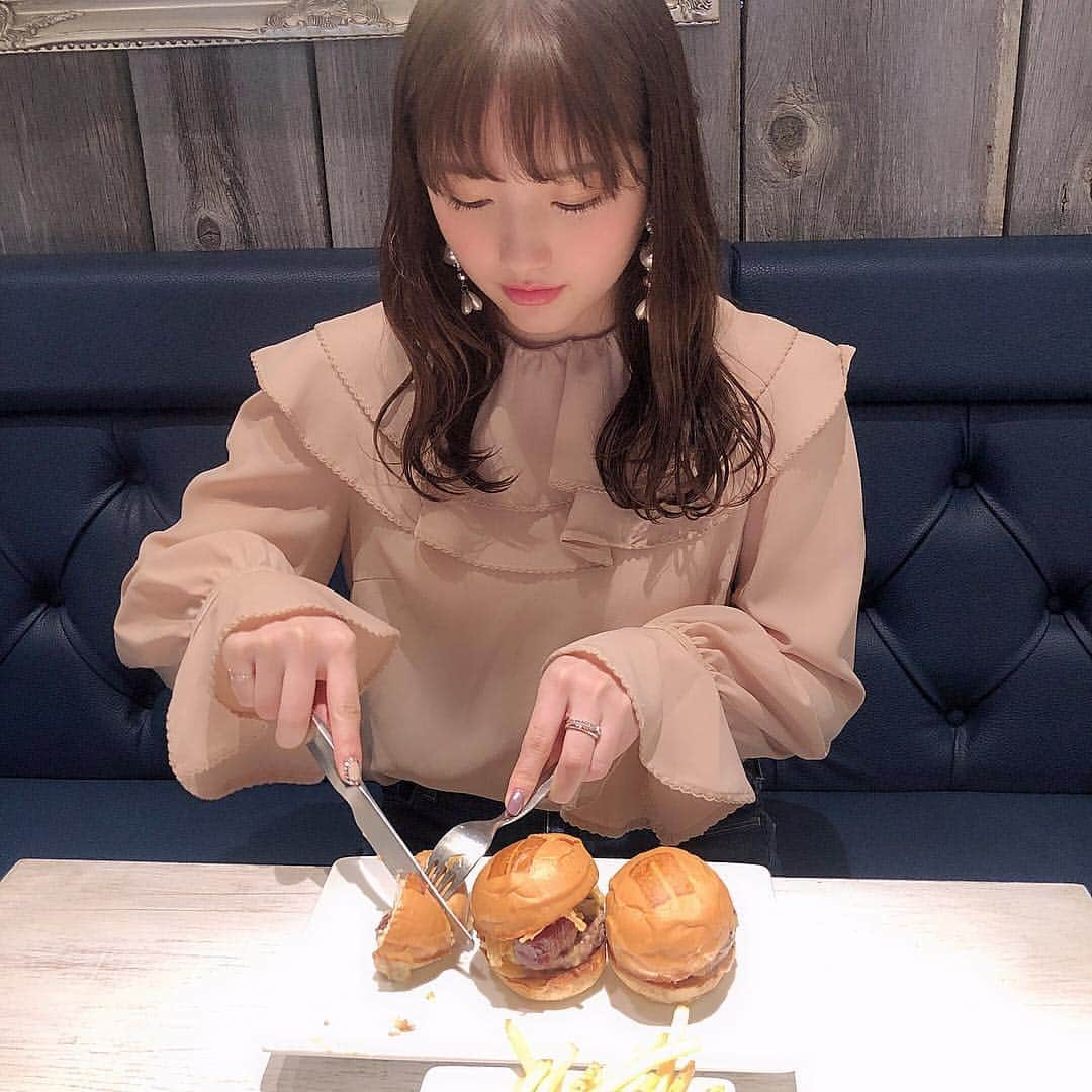 大和田南那さんのインスタグラム写真 - (大和田南那Instagram)「初 umami burger❤︎﻿ ﻿ この小さいの3つが﻿ 色んな味楽しめるし﻿ 食べやすくて、よかった☺︎♥️﻿ ﻿ またいきたいな~~﻿ ﻿ ﻿ お洋服とピアスタグ付けしてます🏷﻿ ﻿ #ななぐるめ #表参道カフェ#青山カフェ」1月23日 22時58分 - nanaowada_official