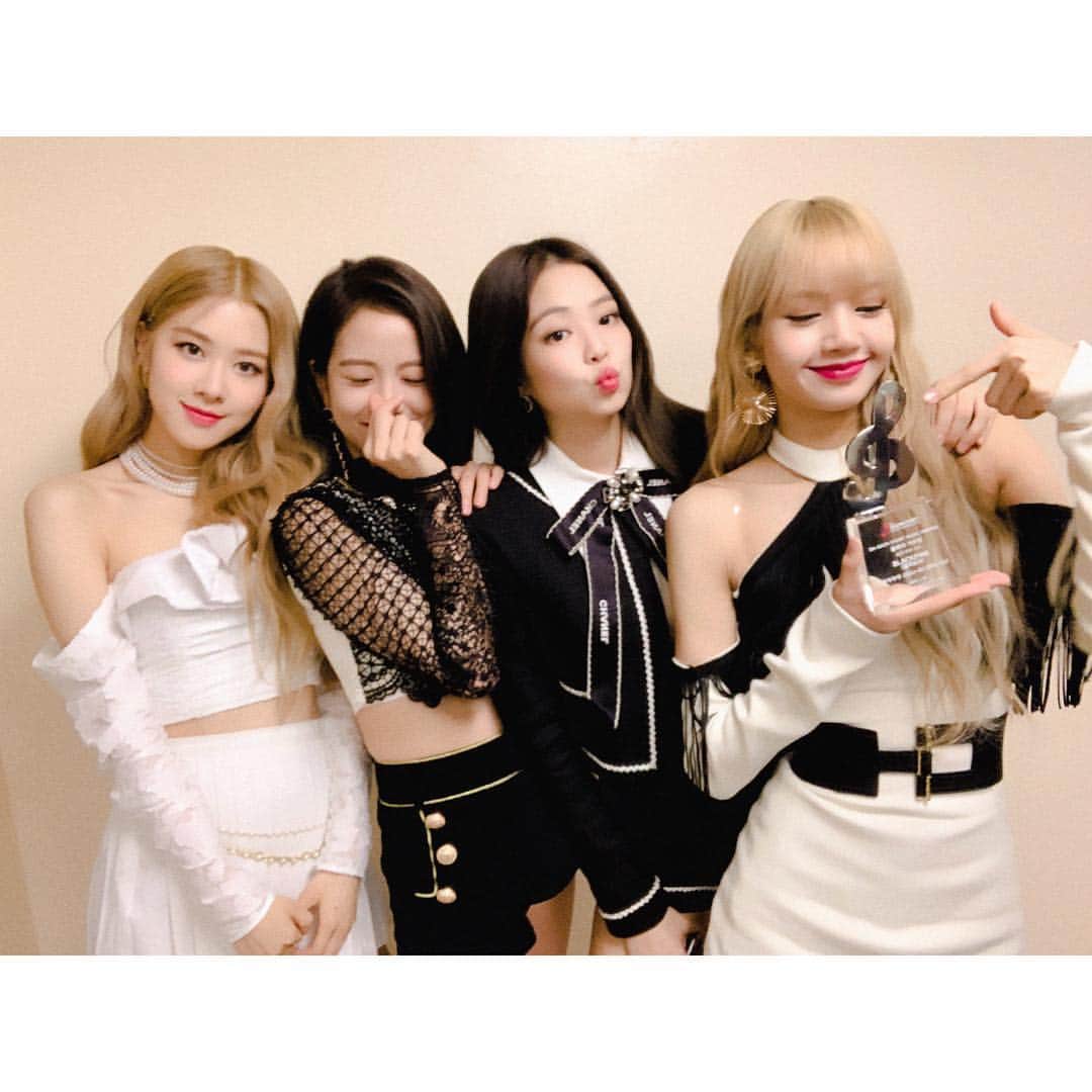 BLACKPINKさんのインスタグラム写真 - (BLACKPINKInstagram)「🖤BLINKS💖 Thank you so so much for these awards tonight we are forever indebted 🙏 We love you always🥰 🖤블링크💖 항상 너무 고맙고 사랑해요!! 😭」1月23日 23時05分 - blackpinkofficial