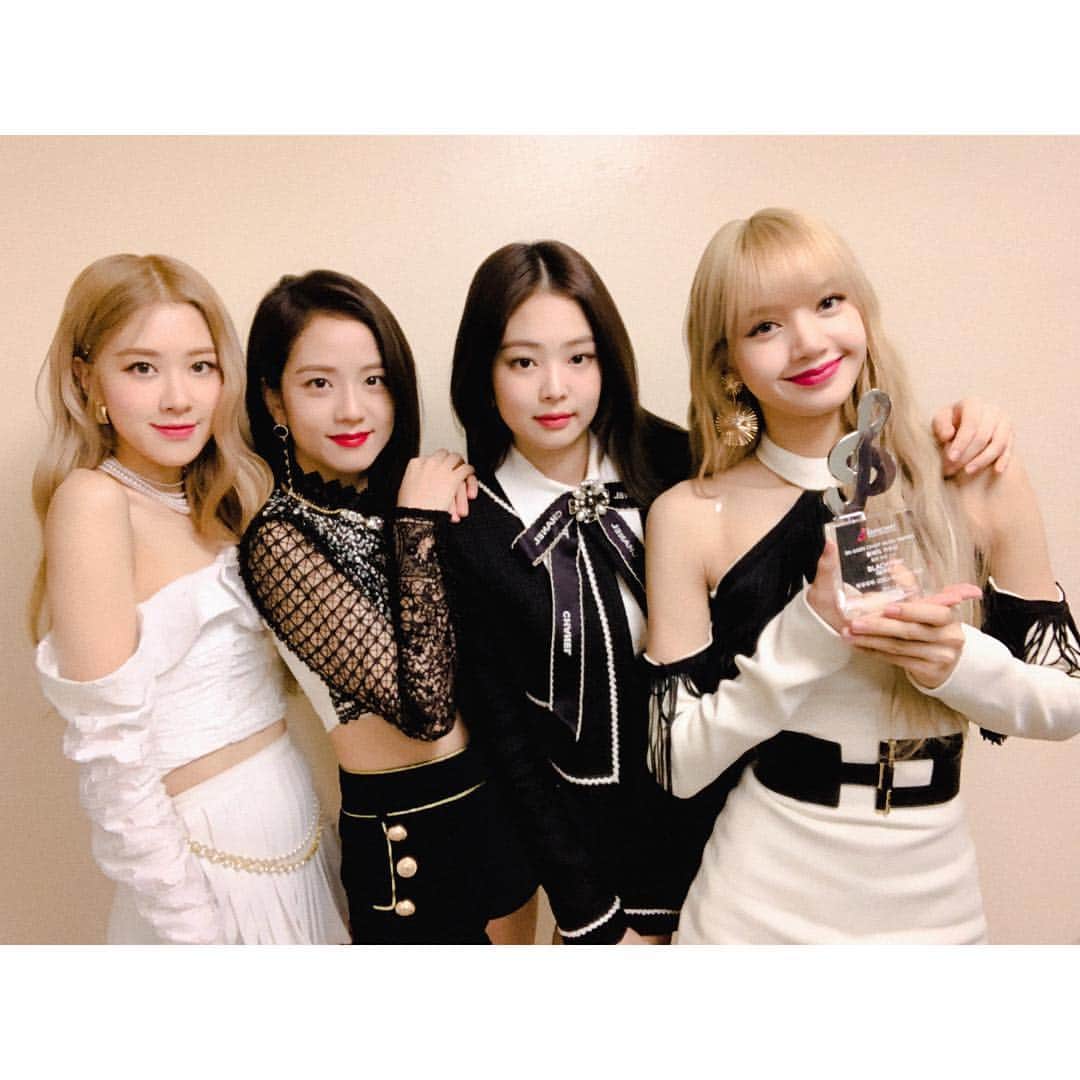 BLACKPINKさんのインスタグラム写真 - (BLACKPINKInstagram)「🖤BLINKS💖 Thank you so so much for these awards tonight we are forever indebted 🙏 We love you always🥰 🖤블링크💖 항상 너무 고맙고 사랑해요!! 😭」1月23日 23時05分 - blackpinkofficial