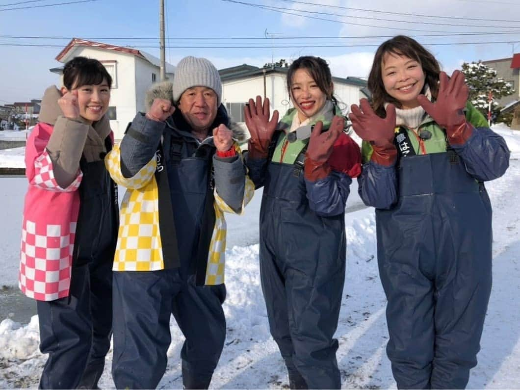 服部未佳さんのインスタグラム写真 - (服部未佳Instagram)「先週の旅サラダ生中継は、青森県弘前市の「一町田セリ」ラッシャーさんと共にご紹介しました✨ その後のハッピィでは、ばーんのお二人も😆 寒さで凍ったセリ田の中での収穫、厳しい作業です…！良い湧き水で育ったセリは、根も茎も太くしっかりしていて、香りも豊か。これまで脇役だと思っていたセリの魅力、再発見でした！セリが主役のお料理、どれもすごく美味しかったです！ 一町田セリを守る会の皆さん、収穫体験からセリ料理のお振る舞いまで、ありがとうございました😊 #セリ #一町田セリ #セリ鍋 #旅サラダ #ラッシャー板前 さん #ばーん #髙田千尋 さん #ユイティ さん #ハッピィ」1月23日 23時43分 - mikahattori_aba