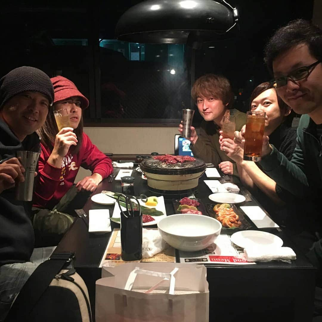 鉄平のインスタグラム：「aredredsのアントン前田さん、タイムさんを交えて2019新年会～！！ ラジオの話や、イチローにいやんの話やバンドの話など楽しい時間になりました！  2019もよろしくお願いします❗😁 #楽天イーグルス #aredreds #アントン前田  #鉄柳withTACK  #龍&ryu #イチロー」