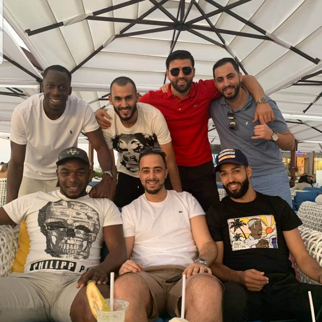 アリ・シソコのインスタグラム：「Les freros 😎😎 @khalidzinzin @issam_chebake @issou5 @sektaire #dubaimarina #dubai」