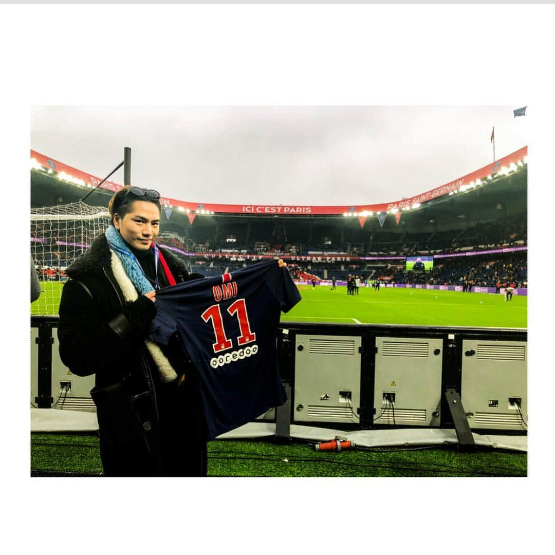 登坂広臣さんのインスタグラム写真 - (登坂広臣Instagram)「omg😱 So special gift😭✨✨✨ Thanks @psg 🇫🇷 #PSG #Paris #OMI #11」1月20日 3時12分 - omi.cdl