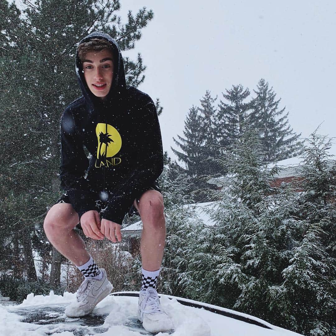 ジョニー・オーランドのインスタグラム：「brr, it’s cold」