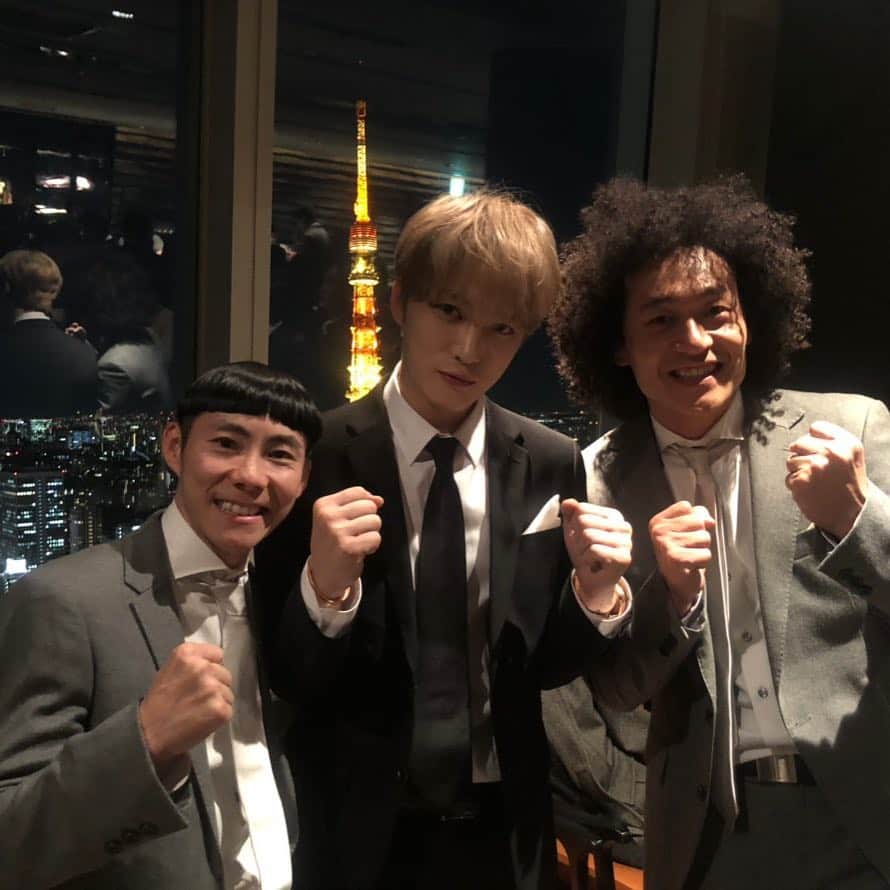 ゴンのインスタグラム：「ジェジュンさんとご挨拶程度ですが初めてお話しさせて頂きました！完全なるスターでした！ 優しくて、カッコイイ！^_^ こりゃ皆さんがファンになるのがわかるなぁ〜  #ジェジュン  さん #ビックスモールン #ケイダッシュ #事務所の新年会」