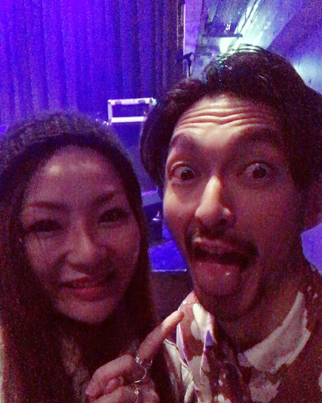 宮本美季のインスタグラム：「@bigyuki やっとちゃんと聴けたー！ かっちょ良かったぁ。 写真の画質悪っ！！！🤣🤣 ボストンからの友達でもう知り合って15年くらい経つのかな。昔からタダもんじゃなかったけど(色んな意味で)、本当に凄いよあなた。バカな事沢山したなぁ、レコーディングと引き換えに宿題してあげたなぁとか色々思い出しながら、彼の音楽の世界観、圧倒的センスと技術に1人酔いしれてニヤニヤしながら観てました。BIGYUKIというジャンルですな。もうこりゃ。  私のKokoroという曲やDear M、My Loveのピアノ弾いてるの、実はこの人なんだよね😏 今や世界で大注目されている天才キーボーディストBIGYUKI。なんだかラッキー！って思っちゃう(笑)  皆さんCheck it outですよ！！‬ ‪ #bigyuki  #oprect  #おめでとうございます」