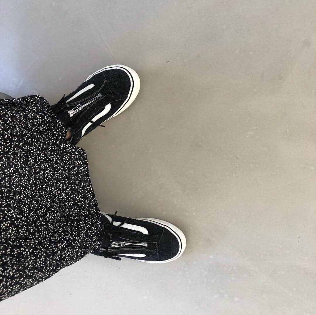 近藤千尋のインスタグラム：「今日のいいことは、 撮影が終わってスーパーで買い物 するとき娘が寝てくれていた事🥰笑 皆さんいいことありましたか？💗 スニーカーはお洒落さんからの プレゼント🎁で頂いたもの✨ @nonnative  ママになってもっとスニーカーが 大好きになりました🥺 サングラスは @lavid_eyewear  この後TOKYO FM　 21:30～21:55  是非ラジオ聴いてください🥰」