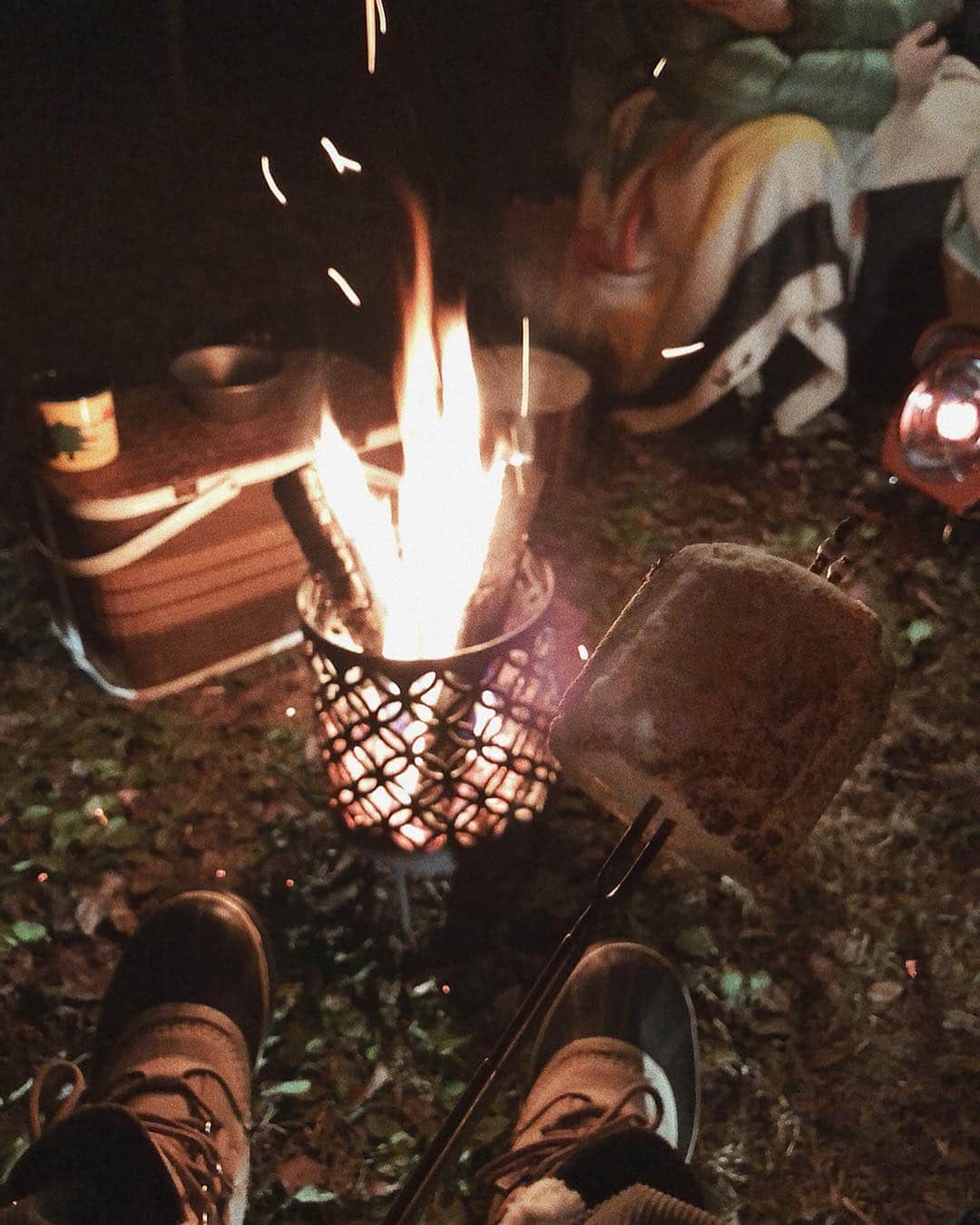 のインスタグラム：「おおきなマシュマロとほっとワイン🍷🌟🔥 @sanzokumountain の焚き火台はwagara ✿❀✿❀ #campingnight #焚き火 #キャンプ#mouncos #sanzokumountain」