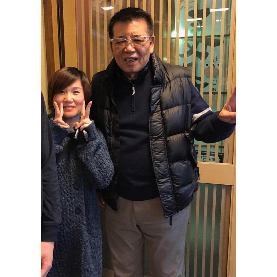 山田愛さんのインスタグラム写真 - (山田愛Instagram)「・ 井上先生、稲垣愛さん2人の恩師に聞いてみた💡 ・ バスケットの面白いところとは？ ①教え子のどんどん上手くなっていく過程や成長を見ることができる ②教え子がバスケットを一生懸命やる姿がかわいい、嬉しい ③バスケットが好きだからそれを教えることが楽しい ↓ 教える時に意識していることは？ 1から10まで勉強してかつ新しいことを取り入れなければならない。 例えば… ①WNBAやNBA、NCAAを見て勉強する。 ②アメリカに自ら渡って最先端のバスケットを勉強している大学の先生に聞いたり教えにきてもらったりする  など… ↓ 自分より年下だろうが関係ない学ばなければならない。 とおっしゃっていました。 バスケットを長く続けさらに勝ち続けることってとても難しいし、それを実行していけるって理由があると思います。そんな井上先生や愛さんの口から改めて直接聞けて感銘を受けたのでシェアさせてください。 ・ #basketball #バスケットボール #バスケ #桜花学園 #メリノール #朝明 #監督 #先生 #井上眞一 #稲垣愛 #恩師 #🏀 突然の#インタビュー 😂😂 ありがとうございました！！」1月19日 20時15分 - aiyamada_