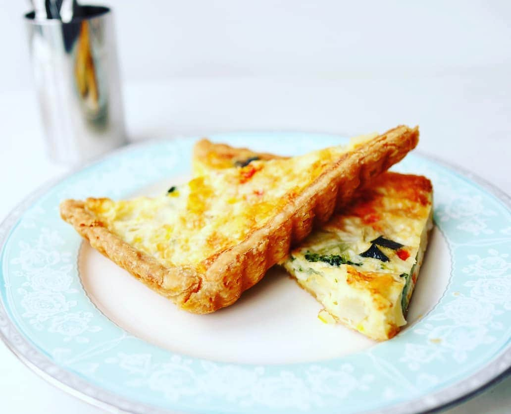 Café de Roseさんのインスタグラム写真 - (Café de RoseInstagram)「. . 当店のイチオシメニュー🍽 「たっぷり野菜のキッシュ」は5種の野菜が入った当店の人気メニューです。  実は隠れファンも多いおすすめの1品✨✨ 「ミネストローネ」や「マッシュルーム」のスープとの相性も抜群😆  少しお腹が空いた時に是非お試し下さい✨✨ #caféderose #カフェドローズ #桂由美カフェ #ランチ#キッシュは美味しい #スープ#ミネストローネ#マッシュルーム#お城カフェ #乃木坂カフェ #乃木坂カフェ巡り #六本木カフェ巡り #人気のメニュー #薔薇のある空間 #薔薇のある暮らし #カフェ飯 #小腹が空いた #少し食べたい #桂由美ブライダルハウス #スープだいすき #プレ花嫁#癒しカフェ #癒しの時間」1月19日 20時22分 - cafe_de_rose