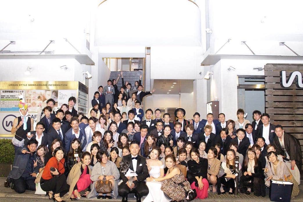 髙島紳汰廊のインスタグラム：「・ 1年前の結婚式の写真✨ ・ ・ 1日で人生を大きく変えることはできないが ・ 毎日、人生を良くしたいと思う ’’少し,,の意識と行動の積み重ねで 1年後、人生が開運して パラダイムシフトすることはよくある✨ ・ それも全ては 『環境』＝『コミュニティ』 で決まる✨ ・ ・ #開運 #開運ビジネスコンサル  #エネルギー #宇宙の法則 #幸せ  #幸福度上がる #ビジネス #成長」