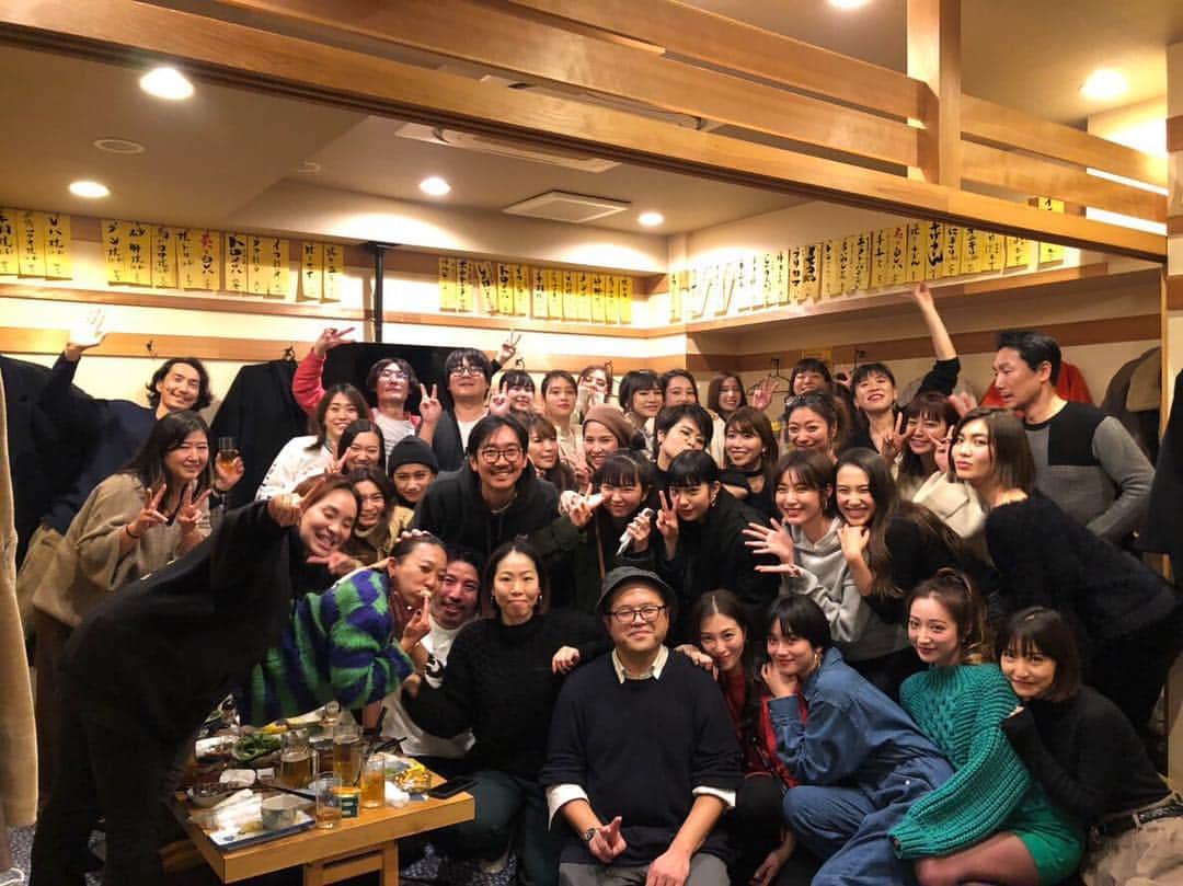 高橋茉莉のインスタグラム：「❤️❤️❤️ . . JELLY大集合！！ 福田さん、お疲れ様でした。 JELLY入りたての頃、右も左も分からなくていつ辞めろって言われてもいーやなんてやる気のなかった私を モデルやJELLYの世界にのめり込ませてくれたのは福田さんでした。 人生で1番、頑張ろうと努力したり悔しい思いをしたり、楽しいと思えた場所がJELLYでした。 沢山の良い人たちにも出会えて、思い出が沢山できて、正直 皆んなに会うの久々すぎて 私のことなんてもう覚えてないだろうなって不安な気持ちで行ったけど、みんな覚えててくれて あんな撮影したねとか話が出来て 本当に嬉しかったです。 先輩、同期、後輩、編集さん、カメラマンさん、ヘアメイクさん、スタイリストさん、本当に全員が良い人。 こんな大好きな場所を作ってくれて有難うございます！ 本当に本当に福田さん、お疲れ様でした！ . もう一人一人に感謝の言葉を伝えたいくらいだけど、キリがないのでやめときます😭 . 兎に角、JELLY大好き❤️ 全部が一生の思い出です。 . .  #JELLY #みんな大好きです #二次会大号泣 #はるちゃんはやめへんで」
