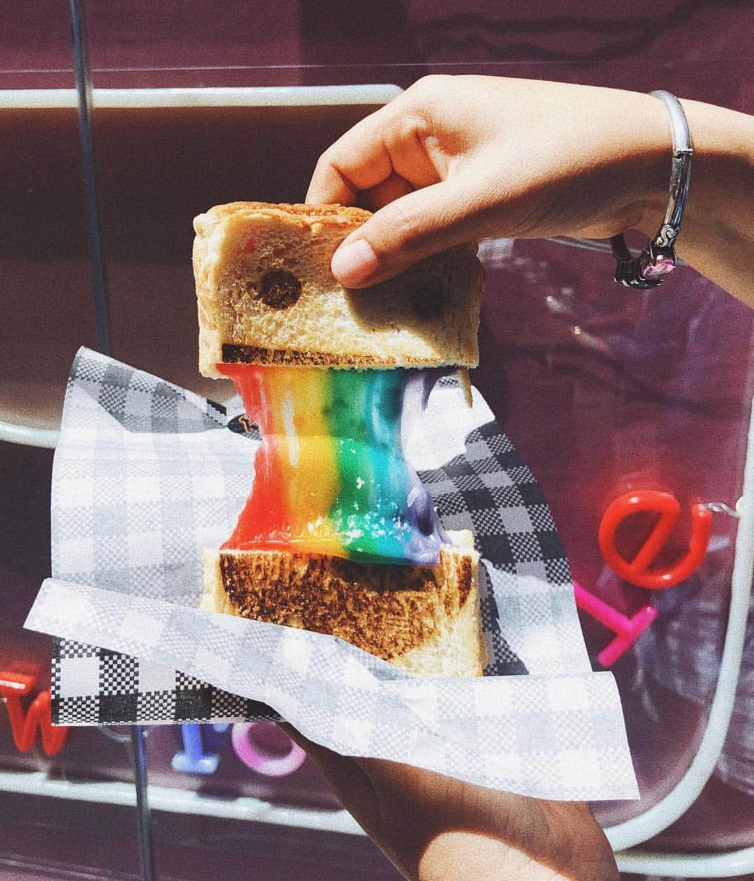 小堀美茄冬（みにゃとっち）のインスタグラム：「Do you wanna try some? 🌈🍞 ・ ・ #melbourne #melbournecafe #rainbow #rainbowfood #australia #メルボルン #オーストラリア #travelling #cafe #foodstagram #foodphotography #melbournefood #留学 #留学生活」