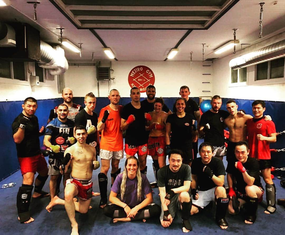 福田力のインスタグラム：「First time training at #mejirogymamsterdam with my Japanese friends.  Thank you for the great training and inviting me🙏🙏 . . . とあるご縁で繋がった駐在の日本人のお友達にお誘いいただき、#メジロジムアムステルダム に練習に行かせてもらいました。  メジロジムと言えば数々の名選手を育て上げた名将 #アンドレマナート さんのジムとして以前から知っていました。  この日はスパーリングへのクラスに参加という事もあり、キツかったですがとても勉強になりました。 オランダのスパーリングのクラスはウォーミングアップをした後にスパーリングを通しで行うことが多いです。  とても良いトレーニングと貴重な練習へのお誘いありがとうございました🙏🙏」