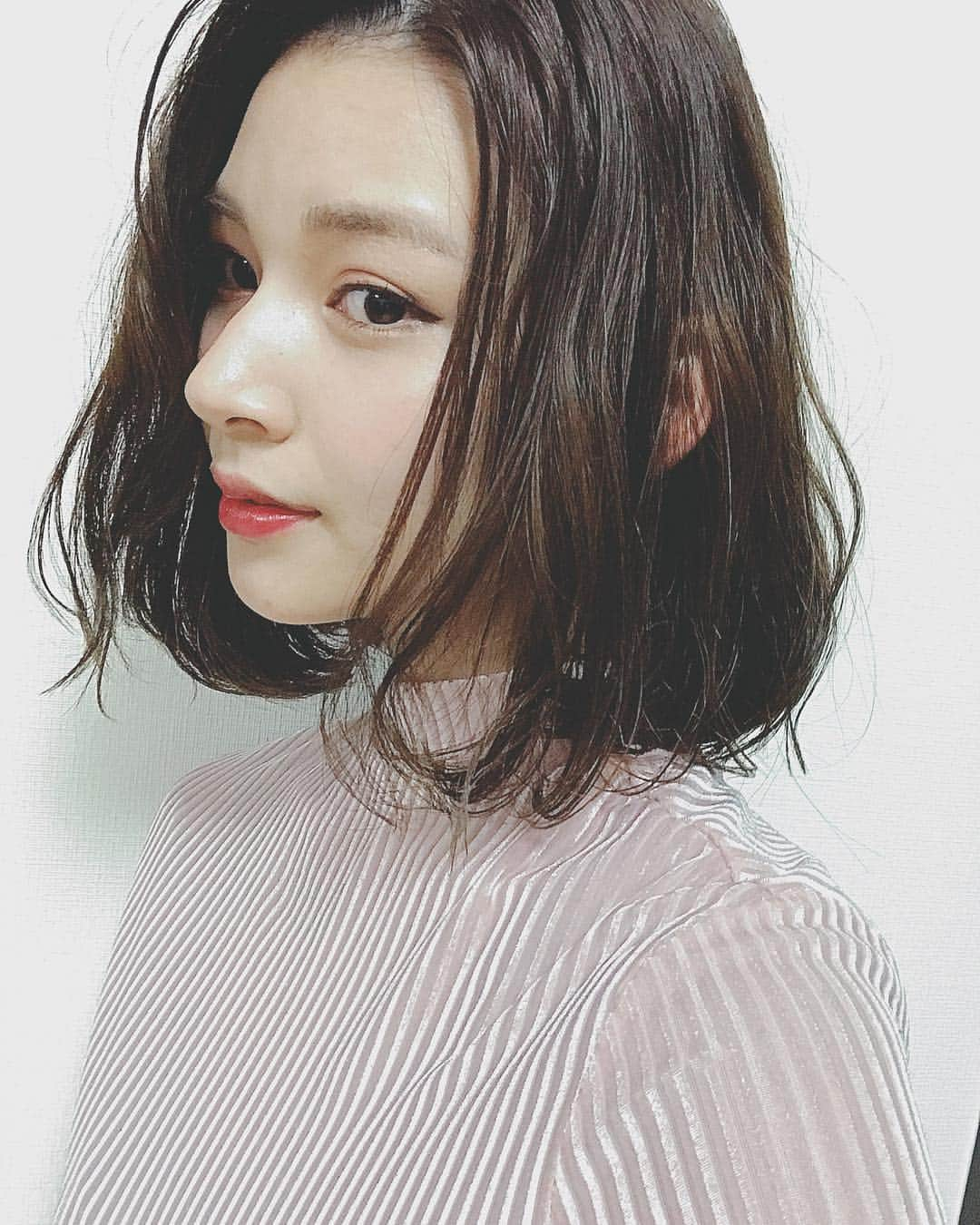 花田茉子のインスタグラム：「産後の初の美容院に行きました😍💕 最近ずっとポニーテールだったから、久々のボブで嬉しいー😆 前髪を切りたくなりますね😍💕 ・ ・ 手入れが楽だからこそ、色んな巻き方をしてみたいなぁ！ 巻くのが上手な人、沢山アレンジ教えてください😍✨ ・ ・ ・ #ボブヘアアレンジ #ボブ #ボブアレンジ #ママ #mam #mamamoo #hair #hairstyle #haircolor #haircut #cut #bob #美容 #WSP#wsp広島#ウェルストンプロモーション」