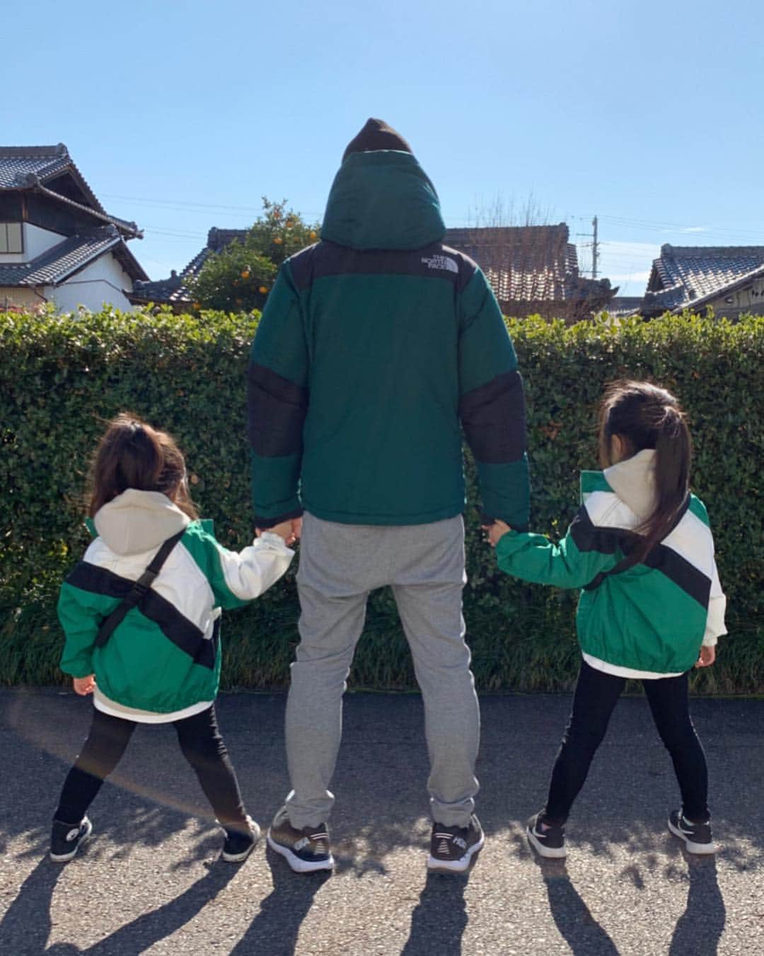 mocchiのインスタグラム：「2019.01.19 連投失礼🙌 ・ ・ グリーンとブラックでゆるーくリンク！ 今日はパパとリンク👨🏻‍🦱 ・ ・ @branshes の配色ジャケットが可愛すぎるー🤤💓 ・ ・ ウエストポーチもnewin♡ スワイプしてね👉 ・ ・ 久しぶりに#神様もう少しだけ をFODで見てみたら ドラマの中に出てくるテレビがブラウン管だったり 携帯がピッチで、着メロが単音だったり← ・ 懐かしい物がたくさん出てきて、 あー、そいえばそーだったなー！って1人で懐かしい気持ちになったw ・ ・ 👧 outer.... #branshes  tops....#ciaopanictypy @ciaopanictypy  pants....#ブランシェス ・ ・ ・  #リンクコーデ #パパコーデ#親子コーデ#親子リンク #親子リンクコーデ#お揃いコーデ#父と娘#キッズファッション#パパ」