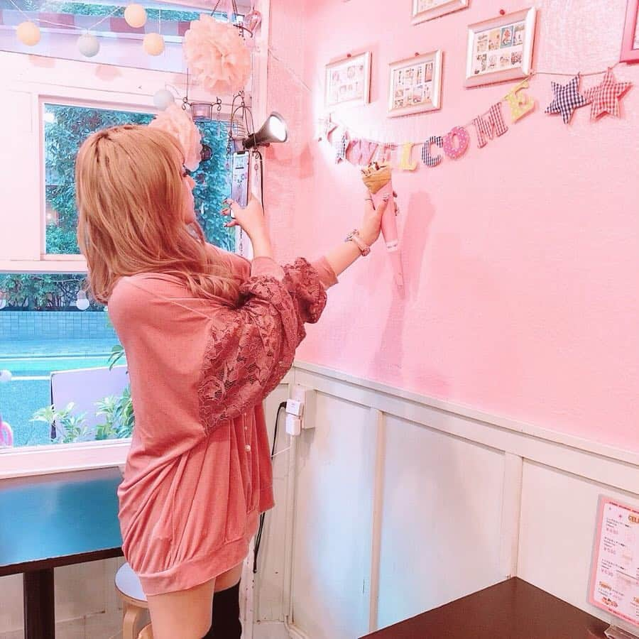 桜井莉菜さんのインスタグラム写真 - (桜井莉菜Instagram)「下北のクレープ屋さん @sweet_twist__ にあやこさん @ayakosugar と行ってきたよ💓💓💓 内装が可愛くて素敵だった💕 やっぱり私は毎回チョコバナナ生クリーム🤤❤️ 神な組み合わせだわさ✨ みんなは何クレープが好き？？💕 #クレープ#sweettwist#チョコバナナ生クリーム」1月19日 21時12分 - rina__sakurai