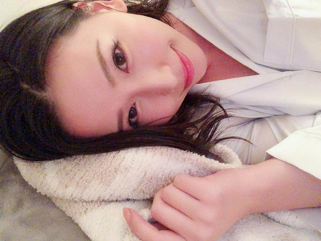 佐山愛のインスタグラム：「❤︎ ・ 彼女が隣で見つめてくるから なかなか寝れないなう に使っていいよ。 ・ ってこのネタ古いなw ・ そしてシルクのパジャマ気持ち良す❤️ ・ ・ さて、最近イベントがなくて みんなに会える機会がない佐山さんですが 来週23,24はレッドドラゴン出勤です🍸 ・ 前回、体調不良で急遽お休みすることになって 来ようとしてくれてた方たちには 本当に申し訳ない気持ちで いっぱいになりましたぁ😭 ・ インフルエンザが大流行中だし、 来週こそは2日間ちゃんと行けるように しっかり予防対策せねば！ ・ ・ みんな会いに来てね💜」