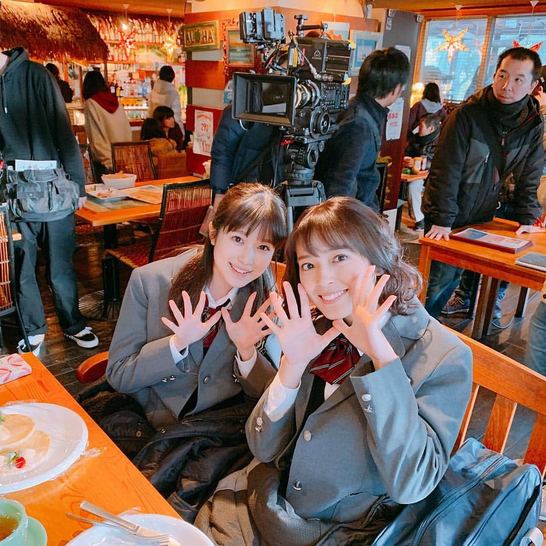 テレビ朝日「僕の初恋をキミに捧ぐ」さんのインスタグラム写真 - (テレビ朝日「僕の初恋をキミに捧ぐ」Instagram)「パンケーキを食べるシーンの撮影時にパシャり✨ 本当の学校帰りみたいに、仲良く話していました（笑）🎵 #僕の初恋をキミに捧ぐ は、今夜11時30分スタート✨  #僕キミ #テレビ朝日 #土曜ナイトドラマ #矢作穂香 #福本莉子」1月19日 21時31分 - bokukimi_tvasahi