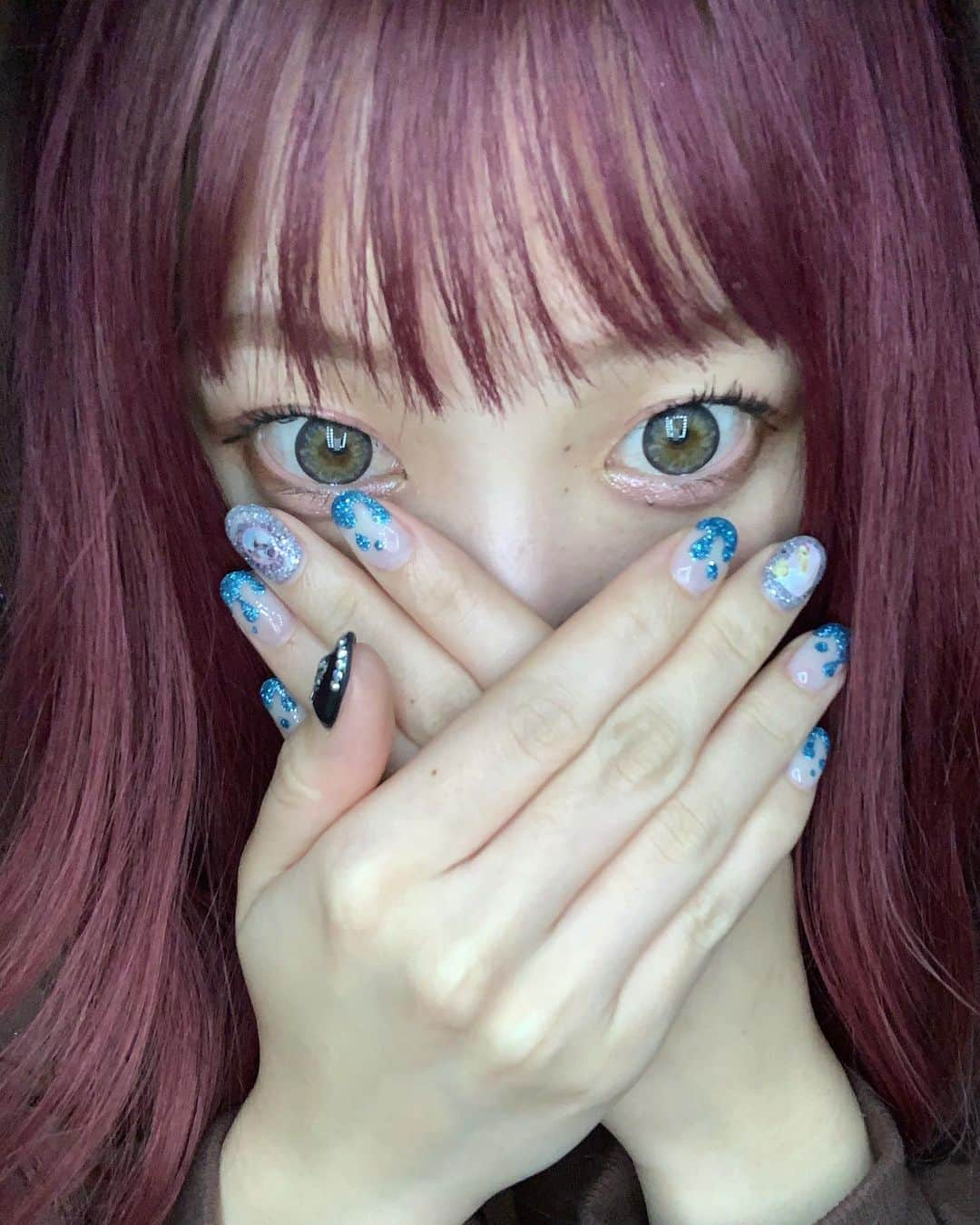 ふくれなさんのインスタグラム写真 - (ふくれなInstagram)「ネイル変えたよ💅 初めてクール系にした😎 最近自分磨き頑張ってる⤴︎ クーポンストーリーに載せとくね💘」1月19日 21時42分 - fukurena