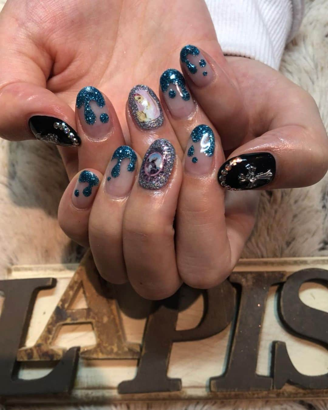 ふくれなさんのインスタグラム写真 - (ふくれなInstagram)「ネイル変えたよ💅 初めてクール系にした😎 最近自分磨き頑張ってる⤴︎ クーポンストーリーに載せとくね💘」1月19日 21時42分 - fukurena