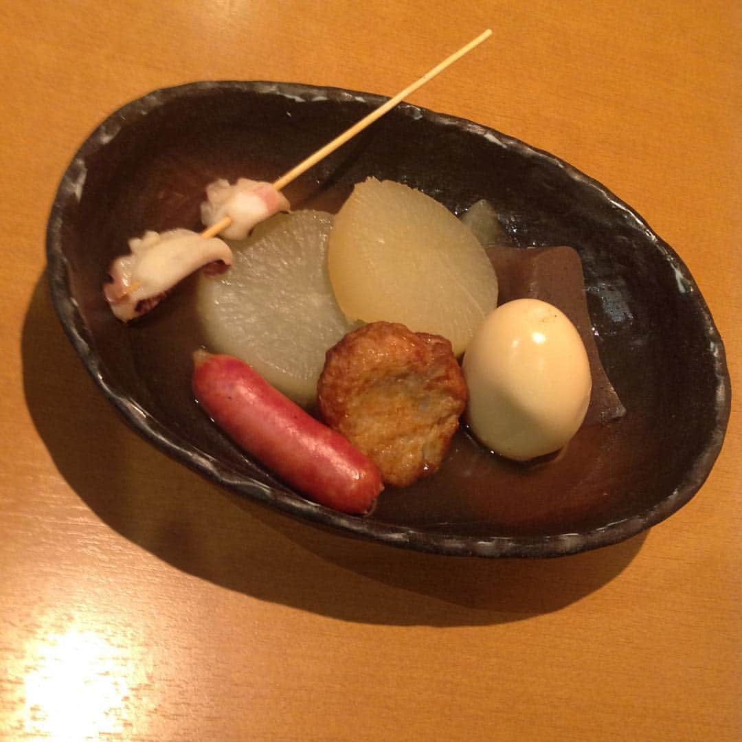 知床漁場 新大宮店のインスタグラム：「こんばんは🌙 本日も大盛況でした！  本日は賄いのおでんの紹介です🍢 出汁が染み込んでいて すごく美味しいですよ🤤  是非ご来店お待ちしております^ - ^ #知床漁場#新大宮#奈良#知床#居酒屋#海鮮#海鮮居酒屋#おでん」