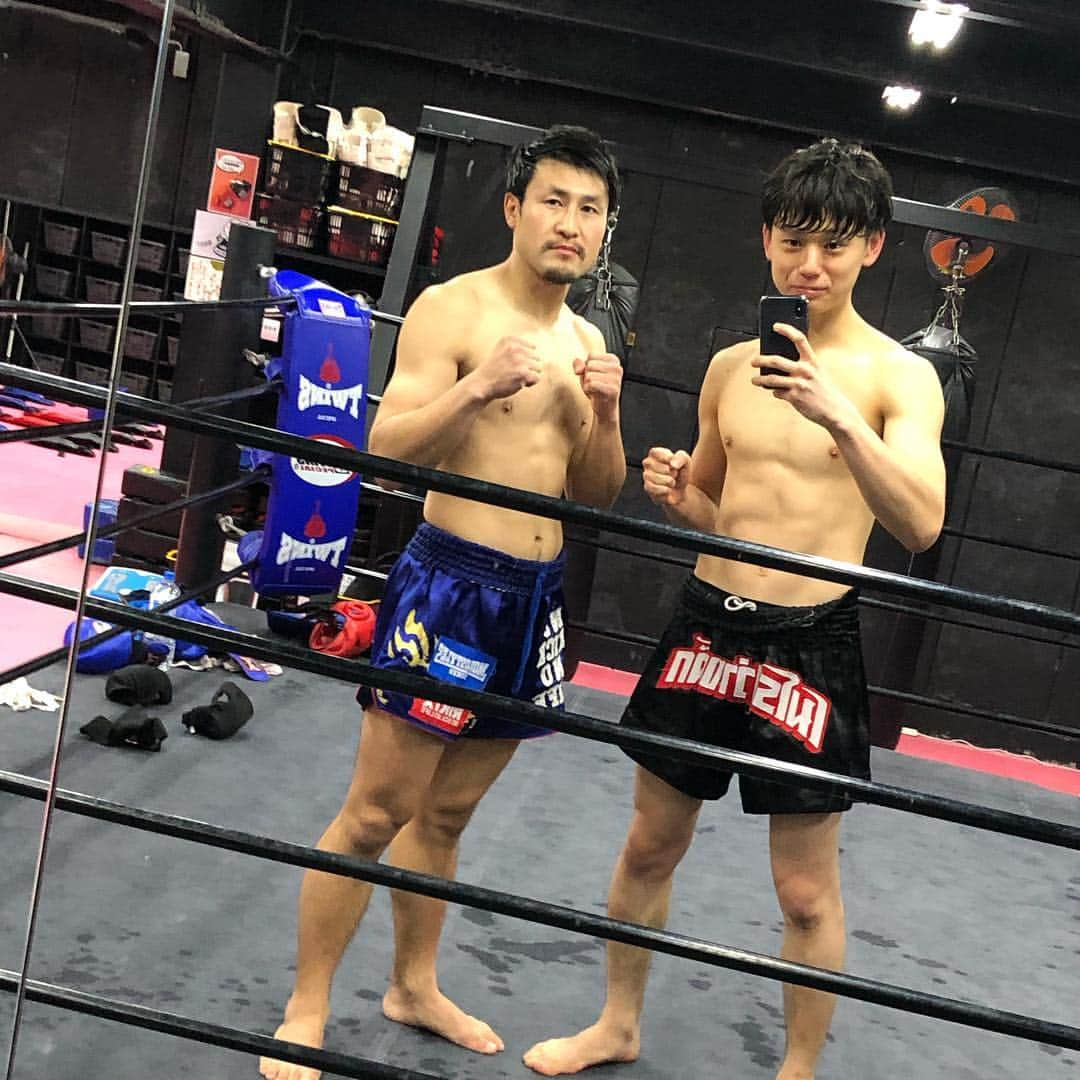 藤野伸哉のインスタグラム：「試合直前直後の選手が多いため、今日のプロ練は2人だけでしたが、 スパーリング含め対人練習を中心に良い練習できました！ 長谷川さんありがとうございました！  試合まであと20日。 （鏡の自撮り慣れていなくて少しにやけてる笑）  #RIKIX」