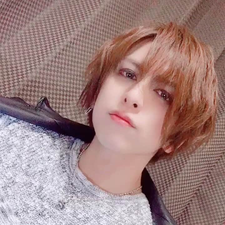 I’LLのインスタグラム：「今日は事務所にて動画撮影や作業を。」