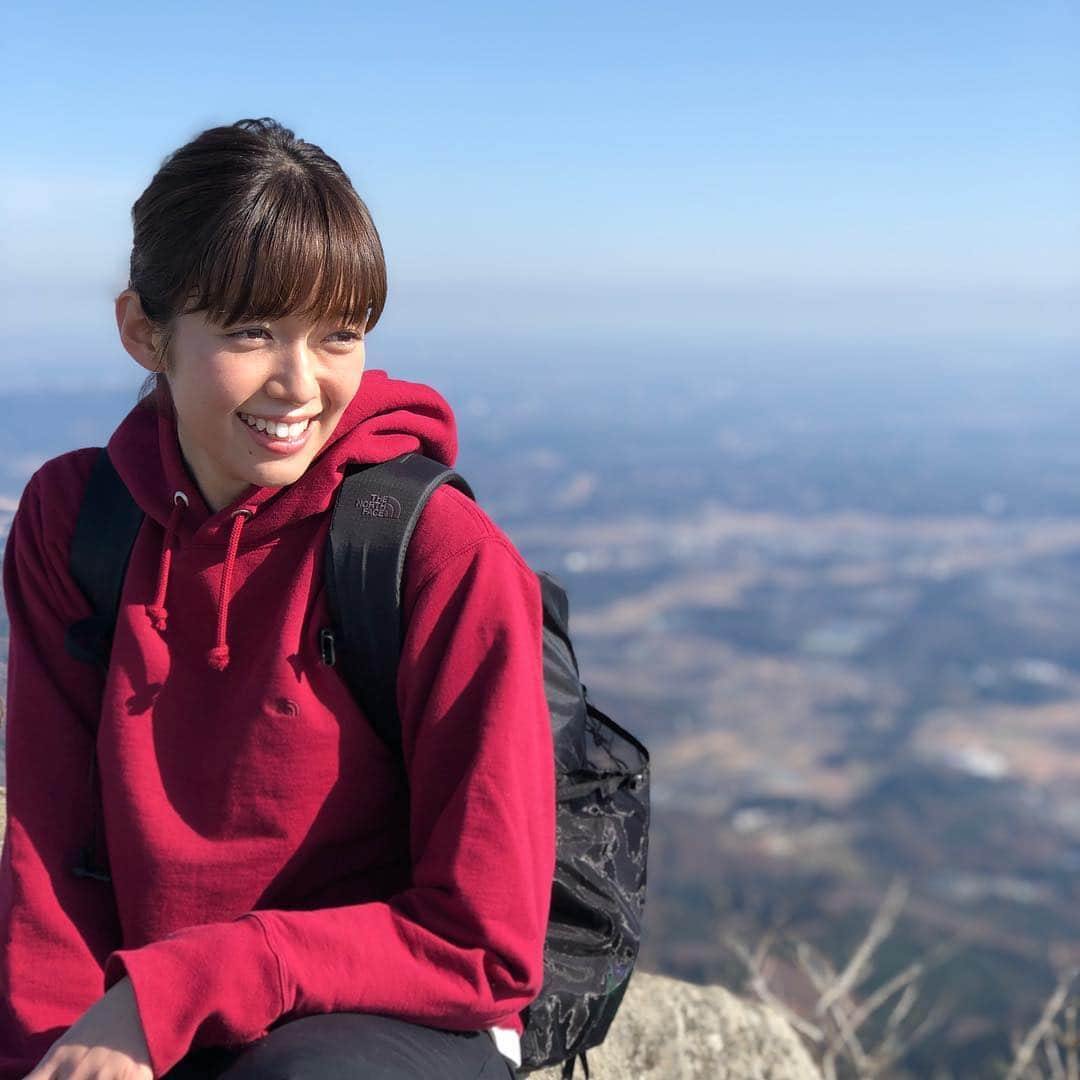 川田裕美さんのインスタグラム写真 - (川田裕美Instagram)「筑波山は初めての方にオススメ✨⛰標高は877ｍですが、見晴らしは素晴らしいです✨ 栞里ちゃん、途中完全に疲れてましたが、休憩とりつつ楽しく登りました🎵山頂の笑顔は最高に可愛いかったー✨」1月19日 22時45分 - hiromikawata163