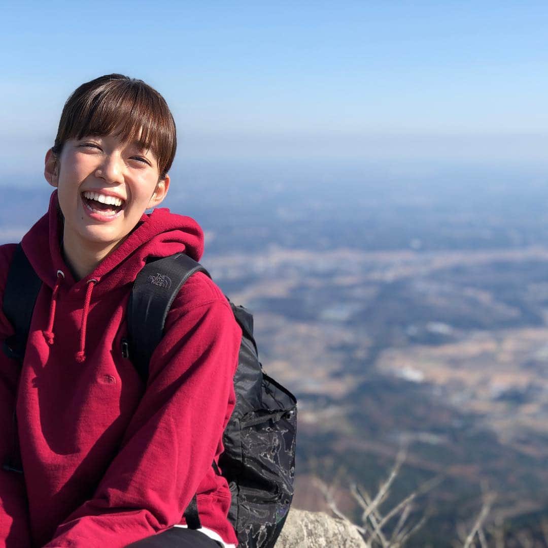 川田裕美さんのインスタグラム写真 - (川田裕美Instagram)「筑波山は初めての方にオススメ✨⛰標高は877ｍですが、見晴らしは素晴らしいです✨ 栞里ちゃん、途中完全に疲れてましたが、休憩とりつつ楽しく登りました🎵山頂の笑顔は最高に可愛いかったー✨」1月19日 22時45分 - hiromikawata163